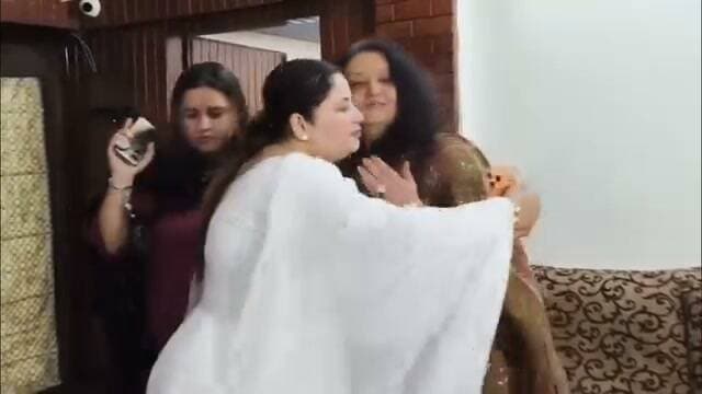 राजनीति से इतर कुछ रिश्ते ऐसे होते हैं, जो समय के साथ और मजबूत होते जाते हैं। कांग्रेस सांसद इमरान मसूद और उनकी मुंहबोली बहन पूजा भाटिया का रिश्ता भी कुछ ऐसा ही है। करीब तीन दशक से चली आ रही इस परंपरा को इमरान मसूद ने इस बार भी कायम रखा। रक्षाबंधन के मौके पर वह अपनी पत्नी साइमा मसूद के साथ पूजा भाटिया के घर पहुंचे और राखी बंधवाई।
📍 सहारनपुर
#RakshaBandhan #ImranMasood #BrotherSisterBond