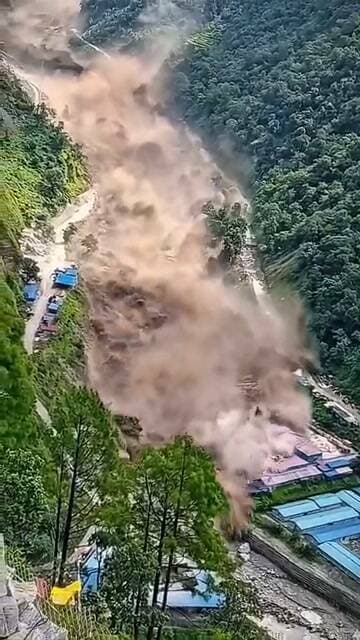 नेपाल में ग्लेशियर टूटने के बाद जलप्रलय का भयावह मंजर, 50 किमी दूर तक दिखा बाढ़ का तांडव
नेपाल। ग्लेशियर टूटने के बाद आई भीषण बाढ़ का हाल ही में जारी वीडियो जलप्रलय की भयावहता को बयां कर रहा है। ग्लेशियर टूटने की जगह से 50 किलोमीटर से अधिक दूर नीचे की ओर शूट किए गए इस वीडियो में बाढ़ की तेज रफ्तार लहरें दिखाई दे रही हैं, जो अपने रास्ते में आने वाली हर चीज को तबाह करती हुई आगे बढ़ रही हैं। वीडियो में पानी के सैलाब की भयावह गति और भारी तबाही का मंजर साफ नजर आ रहा है।