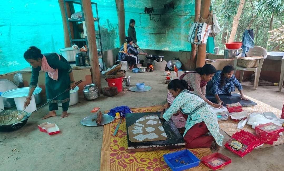 बस्तर की ऑर्गेनिक काजू-कतली. महिलाओं के हुनर और उद्यमिता का स्वाद।
बकावंड की धारणी करीन स्व-सहायता समूह की महिलाओं ने ऑर्गेनिक काजू और गुड़ से बिना शक्कर की खास मिठाई तैयार की है।
स्थानीय वनोपज से मूल्य-संवर्धन और आत्मनिर्भरता की सुंदर मिसाल। 🌿
#बस्तर #महिलासशक्तिकरण