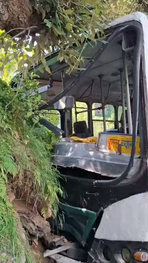 कुल्लू के ब्यासर रोड पर HRTC बस हादसा, चालक की सूझबूझ से टला बड़ा हादसा
कुल्लू, 28 अगस्त 2026। रक्षाबंधन के दिन कुल्लू के ब्यासर रोड पर एक HRTC बस हादसे का शिकार हो गई। प्रारंभिक जानकारी के अनुसार बस के ब्रेक फेल होने के बाद चालक ने सूझबूझ दिखाते हुए बस को सड़क किनारे मोड़कर रोक दिया, जिससे बस गहरी खाई में जाने से बच गई।
बताया जा रहा है कि बस में बड़ी संख्या में यात्री सवार थे। हादसे के बाद यात्रियों में अफरा-तफरी मच गई। उपलब्ध रिपोर्टों के अनुसार कुछ यात्रियों को चोटें आई हैं और उन्हें उपचार के लिए अस्पताल पहुंचाया गया।
चालक की समय रहते दिखाई गई सूझबूझ के कारण एक बड़ा हादसा टल गया। अगर बस अनियंत्रित होकर खाई में चली जाती तो स्थिति बेहद गंभीर हो सकती थी।
फिलहाल हादसे में किसी जनहानि की सूचना सामने नहीं आई है। घटना के संबंध में विस्तृत जानकारी का इंतजार है।
