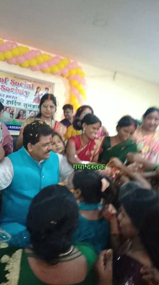 अनोखा रक्षाबंधन: गया में पूर्व ड्यूटी मेयर मोहन श्रीवास्तव को सैकड़ो महिलाओं ने घेर कर बांधी राखी, देखिए VIDEO
#गयाजी
#गया_हो
#GayaPolice
#बिहार
#gaya
#LatestNews
#gayastation
#BiharPolice
Bihar Police