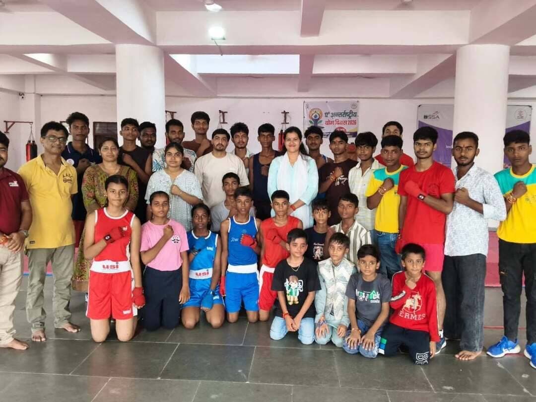 🏆 राष्ट्रीय खेल दिवस पर औरंगाबाद में खेल प्रतिभाओं का उत्साहपूर्ण प्रदर्शन 🏆
खेलेंगे युवा, बढ़ेगा बिहार! 💪🏅
राष्ट्रीय खेल दिवस के अवसर पर खेल विभाग, बिहार सरकार के निर्देशन एवं जिला प्रशासन, औरंगाबाद के तत्वावधान में 28, 29 एवं 30 अगस्त 2026 तक विभिन्न खेल प्रतियोगिताओं एवं गतिविधियों का आयोजन किया जा रहा है।
इसी क्रम में 28 अगस्त 2026 को खेल भवन-सह-व्यायामशाला, औरंगाबाद में कबड्डी, बॉक्सिंग एवं कुश्ती प्रतियोगिताओं का आयोजन किया गया। प्रतियोगिताओं में विभिन्न आयु एवं वर्गों के खिलाड़ियों ने पूरे उत्साह, जोश और खेल भावना के साथ भाग लेते हुए अपनी प्रतिभा एवं कौशल का शानदार प्रदर्शन किया। 🤼♂️🥊🏆
जिला पदाधिकारी, औरंगाबाद श्रीमती अभिलाषा शर्मा (भा.प्र.से.) के निर्देशानुसार आयोजित इन प्रतियोगिताओं का उद्देश्य जिले में खेल संस्कृति को बढ़ावा देना, युवाओं को खेलों के प्रति प्रोत्साहित करना तथा स्थानीय प्रतिभावान खिलाड़ियों को अपनी क्षमता प्रदर्शित करने के लिए बेहतर मंच उपलब्ध कराना है।
इस अवसर पर जिला खेल पदाधिकारी, औरंगाबाद द्वारा खिलाड़ियों का उत्साहवर्धन करते हुए उन्हें अनुशासन, समर्पण और खेल भावना के साथ निरंतर आगे बढ़ने के लिए प्रेरित किया गया। वहीं बीएसएसए प्राधिकृत बॉक्सिंग कोच श्री अखिल कुमार एवं अन्य प्रशिक्षकों की उपस्थिति में खिलाड़ियों ने उत्कृष्ट खेल कौशल का प्रदर्शन किया।
🥊 बॉक्सिंग में दमखम
🤼 कुश्ती में जोश और जज्बा
🏃 कबड्डी में टीम भावना और रणनीति
राष्ट्रीय खेल दिवस के अवसर पर आयोजित ये खेल गतिविधियाँ युवाओं में अनुशासन, आत्मविश्वास, टीम भावना, नेतृत्व क्षमता एवं स्वस्थ प्रतिस्पर्धा की भावना विकसित करने की दिशा में महत्वपूर्ण पहल हैं।
📅 28–30 अगस्त 2026
📍 खेल भवन-सह-व्यायामशाला, औरंगाबाद
खेल को बनाएं जीवन का हिस्सा, स्वस्थ और सशक्त बनाएं भविष्य। 🇮🇳🏆
#NationalSportsDay #राष्ट्रीयखेलदिवस #KheloIndia #Sports #Aurangabad #Bihar #DistrictAdministrationAurangabad #खेलेंगेयुवा #खेलऔरंगाबाद #खेलभावना #YouthPower #SportsForAll
CMO Bihar Information & Public Relations Department, Government of Bihar Department of Sports, Government of Bihar