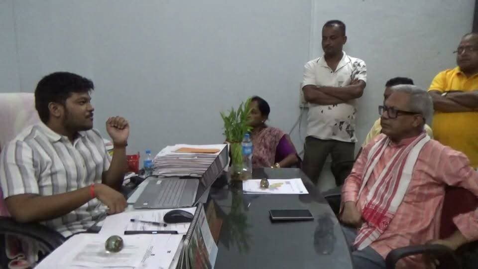 বিধায়ক আৰু কাৰ্যবাহী বিষয়াৰ মাজত লংকা পৌৰ সভাৰ জাবৰক লৈ কি গুৰুত্বপূৰ্ণ আলোচনা