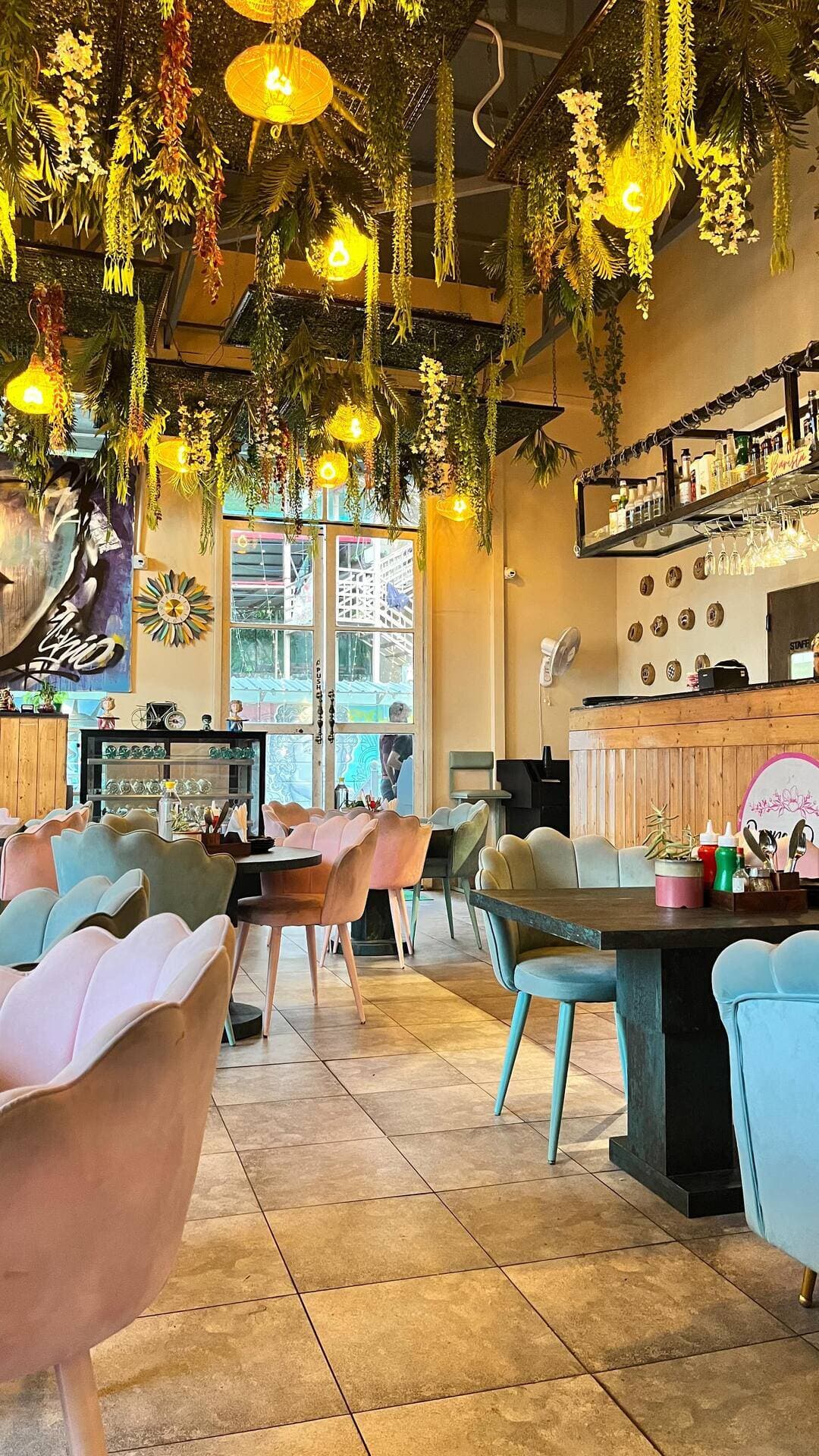 Beautiful Cafe In Dehradun❤️
Just 800metre away from DIT University
@pennedpie
Share with your friends
#dehradun #dehradundiaries #reelsinstagram #trending #reelitfeelit #foodreels #streetfood #foodie #foodgram #dehradoon #foodblogger #cafes #restaurant