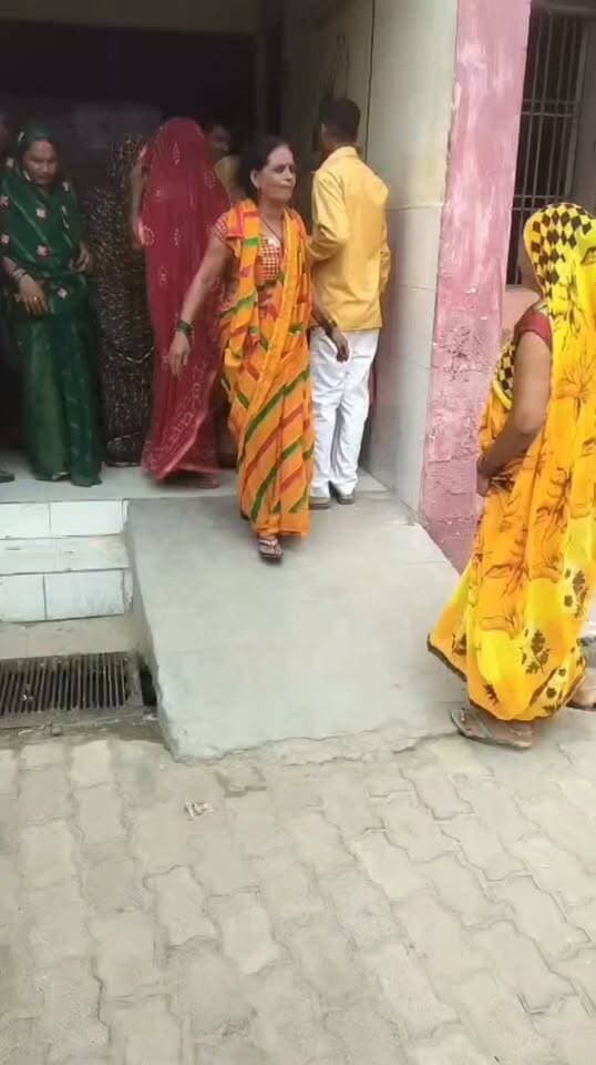 गोंडा में रक्षा बंधन की खुशियों से पहले उजड़ा परिवार, 10 वर्षीय इकलौते बेटे जिगर तिवारी की डूबने से मौत। मोतीगंज थाना क्षेत्र के तिवारी पुरवा गांव का मामला। गांव के बच्चों के साथ निर्माणाधीन नौडिहवा पुल के पास पानी में नहाने गया था जिगर। गहरे पानी में जाने से डूबा मासूम, बच्चों के शोर मचाने पर ग्रामीणों ने बाहर निकाला। सीएचसी मुजेहना में डॉक्टरों ने जांच के बाद मृत घोषित किया। रक्षा बंधन पर भाई को राखी बांधने की तैयारी कर रही बहन की खुशियां मातम में बदलीं, परिवार में मचा कोहराम।
#GondaNews #Gonda #Motiganj #NauDihwa #JigarTiwari #Drowning #BreakingNews #RakshaBandhan #GondaNewsToday #UPNews #UttarPradeshNews #भारतसमाचारगोंडा