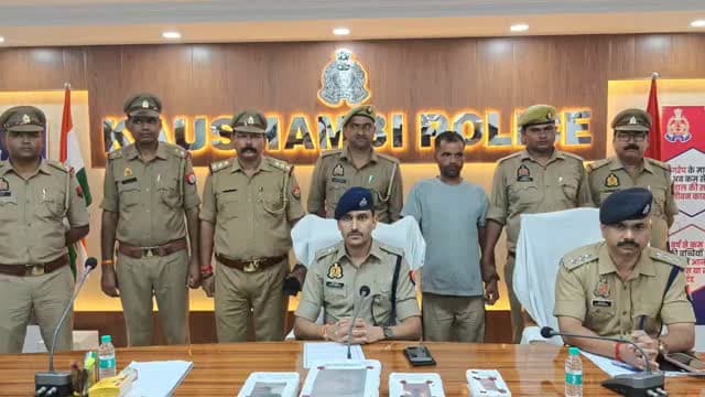 उधारी के विवाद में शकील की हत्या, आरोपित गिरफ्तार
कौशाम्बी। मंझनपुर थाना क्षेत्र के समदा गांव में 25 अगस्त को हुई शकील अहमद उर्फ राशिद की हत्या का पुलिस ने शुक्रवार को सफल अनावरण करते हुए एक आरोपित को गिरफ्तार किया है। पुलिस ने आरोपित की निशानदेही पर हत्या में प्रयुक्त चाकू, सिर पर वार करने में इस्तेमाल ईंट, मृतक के टूटे मोबाइल का पार्ट, पर्स व दस्तावेज बरामद किए हैं।
पुलिस के मुताबिक, 25 अगस्त की सुबह राम वनगमन मार्ग के किनारे निर्माणाधीन मकान में एक व्यक्ति का शव मिलने की सूचना मिली थी। मौके पर पहुंची पुलिस ने शव की शिनाख्त शकील अहमद उर्फ राशिद के रूप में कराई। घटना के संबंध में मंझनपुर थाने में मुकदमा दर्ज कर पुलिस अधीक्षक सत्यानारायण ने घटना के शीघ्र अनावरण और आरोपितों की गिरफ्तारी के लिए तीन टीमों का गठन किया था।
इसी क्रम में शुक्रवार को इलेक्ट्रॉनिक सर्विलांस, सीसीटीवी फुटेज और साक्ष्य संकलन के आधार पर प्रकाश में आए मोहम्मद कदीम �