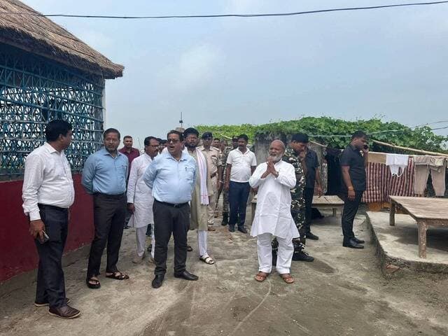 गंडक नदी की स्थिति का मंत्री रत्नेश सदा ने लिया जायजा, निचले इलाकों के लोगों से सतर्क रहने की अपील
#Bairia #WestChamparan #GandakRiver #FloodAlert #BiharFlood #FloodUpdate #RatneshSada #DisasterManagement #BiharNews #FloodNews #BairiaNews #Gandak #NepalFlood #FloodAffected #BiharGovernment #BreakingNews #LatestNews #ViralNews #LocalNews #WestChamparanNews #आपदाप्रबंधन #बाढ़_अलर्ट #गंडक_नदी #बैरिया
