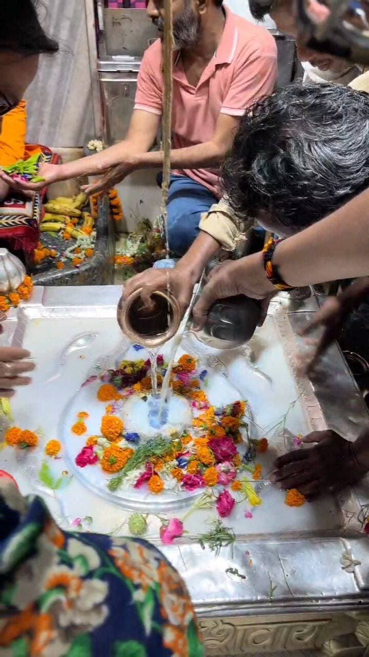 Mere Mahadev❤️🙏🔱🌸🛕🌺
•
Built in the 18th century, Anandeswar Temple is dedicated to Lord Shiva and is one of the oldest temples of Kanpur. According to legend, it is believed that Karna used to worship at this place every day during the Mahabharata period.
•
•
•
#mahadev #shiv #sambhu #shivshankar
#newbeginnings #mahakal #bholebaba #viralvideos #kanpur #kanpurconnect #kanpuriyabhaiya #kanpurfoodies #kanpurinfluencers #iitkanpur #kanpuriya #viralreels #exploremore
