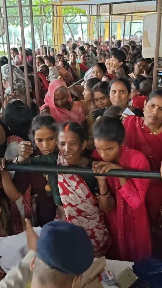रिश्तों की डोर जेल की दीवारों से भी मजबूत
सतना: सेंट्रल जेल में बहनों ने भाइयों की कलाई पर राखी बांधकर मनाया रक्षाबंधन, भाई-बहन के अटूट प्रेम और भावनाओं का दिखा मार्मिक दृश्य।
