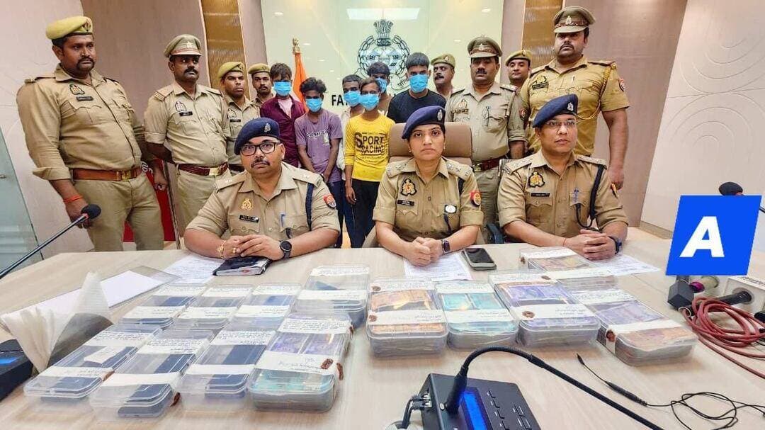 फर्रुखाबाद पुलिस की बड़ी कामयाबी: एसपी के नेतृत्व में 24 घंटे के भीतर ₹6.70 लाख की सनसनीखेज लूट का खुलासा, टीम को 25 हजार का इनाम
कायमगंज/फर्रुखाबाद:पुलिस अधीक्षक (एसपी) आरती सिंह के नेतृत्व में अपराध के खिलाफ जारी 'जीरो टॉलरेंस' नीति के तहत फतेहगढ़ पुलिस को बड़ी सफलता मिली है। एसओजी, सर्विलांस और कोतवाली कायमगंज व शमसाबाद पुलिस टीम ने संयुक्त कार्रवाई करते हुए महज 24 घंटे के भीतर लूट की वारदात का सफल अनावरण किया है। त्वरित और सटीक कार्रवाई से गदगद होकर एसपी आरती सिंह ने खुलासा करने वाली पुलिस टीम को 25,000 रुपये का नकद पुरस्कार देने की घोषणा की है।
250 से अधिक सीसीटीवी कैमरों ने उगला राजमुनीम से हुई इस बड़ी लूट के बाद पुलिस ने आरोपियों को दबोचने के लिए जाल बिछाया। पुलिस टीम ने कायमगंज क्षेत्र में सघन अभियान चलाकर 250 से अधिक सीसीटीवी कैमरों की फुटेज को खंगाला। इन कैमरों की मदद से पुलिस को आरोपियों के भागने के रूट और पहचान से जुड़े बेहद अहम सुराग मिले, जिसके आधार पर मुखबिर की सूचना पर घेराबंदी कर आरोपियों को दबोच लिया गया।
06 शातिर गिरफ्तार, लूटी गई रकम और तमंचा बरामद
पुलिस ने मुनीम से हुई लूट के मामले में 06 अभियुक्तों (उत्तम शुक्ला, मिथुन सक्सेना, बॉबी, विकास कश्यप उर्फ विक्की बाथम, अभय सक्सेना और अंग्रेज उर्फ राजकुमार) को गिरफ्तार किया है। इनके कब्जे से लूटे गए 6,70,000 रुपये नकद, घटना में इस्तेमाल एक मोटरसाइकिल, 07 मोबाइल फोन और वारदात में प्रयुक्त 315 बोर का एक तमंचा व जिंदा कारतूस बरामद किया गया है।
पुलिस पूछताछ में सामने आया कि आरोपियों ने 27 अगस्त 2026 की शाम को सत्यप्रकाश की गोदाम के गेट के सामने मुनीम पर हमला कर रुपयों से भरी बोरी लूटी थी। गिरफ्तार आरोपियों में से विकास कश्यप का पुराना आपराधिक इतिहास भी सामने आया है। पुलिस ने सभी के खिलाफ भारतीय न्याय संहिता (BNS) की धारा 310(2)/317(3) और 3/25 आर्म्स एक्ट के तहत मामला दर्ज कर जेल भेज दिया है।