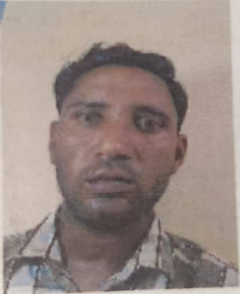 रक्षाबंधन पर बहनों की राह देखते रह गए भाई, हादसे ने छीन ली दो जिंदगियां
चरखी दादरी (बाढ़डा):- उमरवास गांव
लोहानी के पास वैगनार कार ने बाइक को मारी टक्कर, प्रदीप और राजेंद्र की मौत; इंद्र गंभीर, PGI रोहतक रेफर
चरखी दादरी। रक्षाबंधन के त्योहार से पहले गांव उमरवास के एक परिवार पर दुखों का पहाड़ टूट पड़ा।
ड्यूटी से घर लौट रहे तीन युवकों की बाइक को गांव लोहानी के नजदीक एक वैगनार कार ने टक्कर मार दी। हादसे में तीनों घायल हो गए। अस्पताल में डॉक्टरों ने प्रदीप और राजेंद्र को मृत घोषित कर दिया,
जबकि गंभीर रूप से घायल इंद्र को उपचार के लिए PGI रोहतक रेफर किया गया।
बहनों को था भाइयों के लौटने का इंतजार
रक्षाबंधन पर बहनें भाइयों की कलाई पर राखी बांधने के लिए इंतजार कर रही थीं। घरों में त्योहार की तैयारियां चल रही थीं, लेकिन हादसे की खबर पहुंचते ही खुशियां मातम में बदल गईं।
जिन भाइयों के हाथों पर राखी बांधनी थी, उनकी अर्थियां उठने से परिवार और गांव में हर आंख नम हो गई।
प्रदीप के तीन बच्चे, परिवार पर टूटा दुखों का पहाड़
प्रदीप शादीशुदा था और उसके दो बेटे और एक बेटी हैं। वह पांच भाई-बहनों में दूसरे नंबर पर था। उससे बड़ी केवल एक बहन है। उसके एक भाई की पहले ही मौत हो चुकी है। अब परिवार में एक भाई और दो बहनें जीवित हैं। प्रदीप की मौत से उसके तीन मासूम बच्चों के सिर से पिता का साया उठ गया।
राजेंद्र के दो मासूम बेटे
राजेंद्र भी शादीशुदा था और उसके दो बेटे हैं। वह पांच भाई-बहनों में तीसरे नंबर पर था। उसके परिवार में तीन भाई और दो बहनें हैं। रक्षाबंधन से पहले राजेंद्र की मौत ने परिवार को गहरे सदमे में डाल दिया।
इंद्र की हालत गंभीर
हादसे में घायल इंद्र भी शादीशुदा है और तीन बच्चों का पिता है। उसकी हालत गंभीर होने के कारण चिकित्सकों ने उसे PGI रोहतक रेफर किया है। परिवार के लोग उसके जल्द स्वस्थ होने की दुआ कर रहे हैं।
एक परिवार के दो चिराग एक साथ बुझ गए
इस हादसे का सबसे दर्दनाक पहलू यह रहा कि प्रदीप और राजेंद्र एक ही परिवार से थे। दोनों की मौत के बाद परिवार पर दुखों का पहाड़ टूट पड़ा। दोनों का एक साथ अंतिम संस्कार किया गया तो गांव का माहौल गमगीन हो गया।
रक्षाबंधन के दिन जहां बहनों को भाइयों की कलाई पर राखी बांधनी थी, वहीं अब उन्हें भाइयों की यादों के साथ जीवन बिताना पड़ेगा। त्योहार की खुशियां मातम में बदल गईं और पूरे गांव में शोक की लहर दौड़ गई।