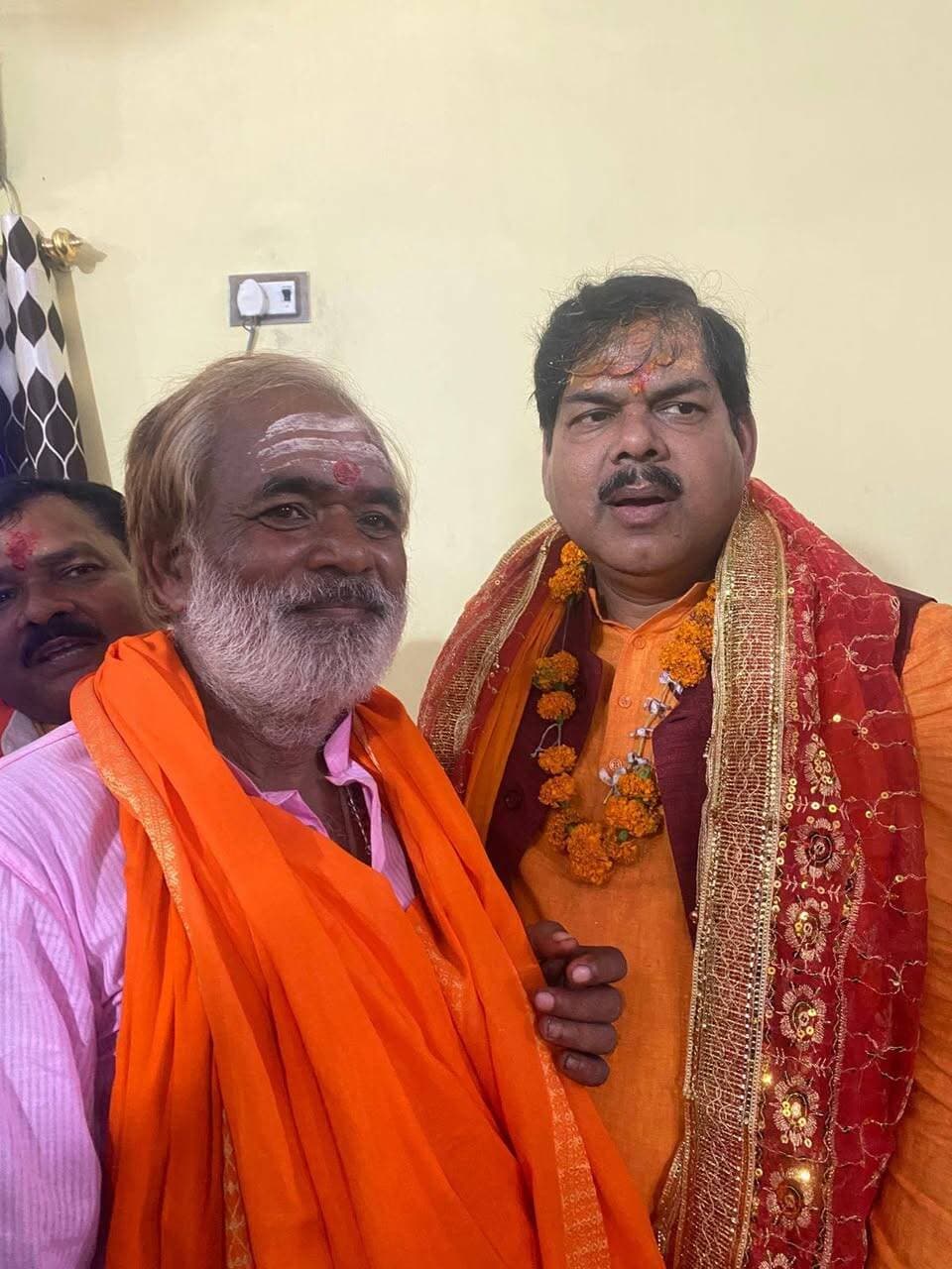 बिहार सरकार के शिक्षा मंत्री मिथिलेश तिवारी ने खुसरूपुर प्रखंड के अंतर्गत स्थित ऐतिहासिक और पौराणिक गौरीशंकर बैकुंठनाथ धाम मंदिर पहुंचकर भगवान शिव का दर्शन और पूजन किया। इस अवसर पर उनके साथ स्थानीय प्रशासनिक अधिकारियों और मंदिर समिति के गणमान्य लोग मौजूद रहे।
मंत्री के मंदिर पहुंचने पर उनके पंडा देवनाथ पंडा उर्फ मल्लू बाबा एवं उनके पुत्र शुभम तिवारी एवं माखन बाबा ने पूरे विधि-विधान और वैदिक मंत्रोच्चार के साथ उनका पूजन संपन्न कराया। शिक्षा मंत्री ने विधिवत मंत्रों के बीच भगवान बैकुंठनाथ का जलाभिषेक किया और राज्य की सुख, शांति, समृद्धि और प्रगति की कामना की। पूजा-अर्चना के दौरान पूरा मंदिर परिसर 'हर-हर महादेव' के जयकारों से गूंज उठा।
पूजा के उपरांत गौरीशंकर बैकुंठनाथ धाम न्यास समिति की ओर से मंत्री का भव्य स्वागत किया गया। समिति के सचिव राजाराम सिंह ने मंत्री मिथिलेश तिवारी को बैकुंठनाथ धाम का प्रतीक चिन्ह (स्मृति चिह्न) और पारंपरिक अंगवस्त्र भेंट कर सम्मानित किया। इस दौरान न्यास समिति के सदस्यों ने मंदिर के ऐतिहासिक महत्व और इसके विकास कार्यों के बारे में भी मंत्री को विस्तृत जानकारी दी।
सम्मान ग्रहण करने के बाद शिक्षा मंत्री मिथिलेश तिवारी ने मंदिर परिसर की भव्यता और इसकी पौराणिक महत्ता की सराहना की। उन्होंने कहा कि यह स्थान हमारी सांस्कृतिक और धार्मिक धरोहर का एक प्रमुख केंद्र है। सरकार राज्य के ऐतिहासिक और धार्मिक स्थलों के संरक्षण और विकास के लिए पूरी तरह प्रतिबद्ध है ताकि आने वाली पीढ़ियां अपनी संस्कृति से जुड़ी रहें।
इस कार्यक्रम के दौरान स्थानीय स्तर पर सुरक्षा के कड़े इंतजाम किए गए थे। मंदिर समिति के सदस्यों, स्थानीय जनप्रतिनिधियों और बड़ी संख्या में श्रद्धालुओं ने मंत्री का स्वागत किया। इस दौरे से स्थानीय लोगों में मंदिर के जीर्णोद्धार और विकास को लेकर एक नई उम्मीद जगी है इस मौके पर मंदिर न्यास समिति के सदस्य राजेश कुमार झूलन पासवान राजा सिंह बैकटपुर पंचायत के सरपंच पंकज कुमार पूर्व भाजपा मंडल अध्यक्ष निलेश रंजन मौजूद रहे