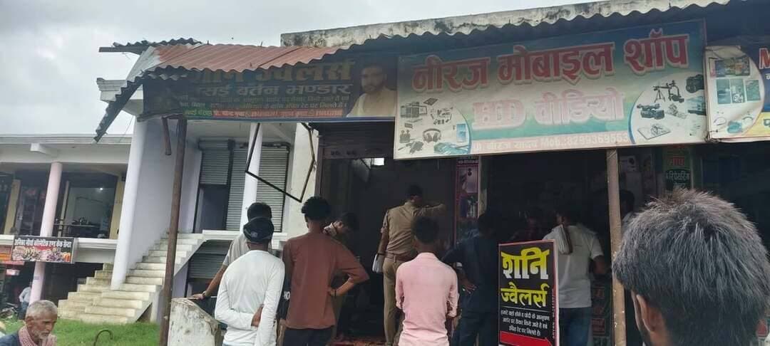 मवई चौराहे पर सुनार की दुकान में नकबजनी, दीवार काटकर चांदी के जेवर चोरी
सनी ज्वेलर्स को बनाया निशाना, 15 चांदी की राखियां और 5 जोड़ी तोड़ियां लेकर फरार हुए चोर
सीसीटीवी फुटेज खंगाल रही पुलिस, जल्द खुलासे का दावा
✒️ रिपोर्ट : नाजिया परवीन
हुसैनगंज (फतेहपुर)। रक्षाबंधन के त्योहार के बीच फतेहपुर जिले के हुसैनगंज थाना क्षेत्र में चोरी की एक दुस्साहसिक वारदात सामने आई है। मवई चौराहे पर स्थित सनी ज्वेलर्स में बीती रात अज्ञात चोरों ने दुकान की दीवार काटकर अंदर प्रवेश किया और चांदी के जेवर चोरी कर फरार हो गए। घटना की जानकारी मिलते ही क्षेत्र में हड़कंप मच गया। सूचना पर पहुंची पुलिस ने मौके का निरीक्षण कर जांच शुरू कर दी है।
जानकारी के अनुसार, मवई चौराहे पर स्थित सनी ज्वेलर्स के संचालक गुड्डन पुत्र मोहनलाल, निवासी हरिहरगंज, रोज की तरह सुबह दुकान खोलने पहुंचे तो दुकान के अंदर का नजारा देखकर उनके होश उड़ गए। दुकान की दीवार में बड़ा छेद किया गया था और अंदर रखा सामान बिखरा पड़ा था। प्रारंभिक जानकारी के अनुसार चोर दुकान से 15 चांदी की राखियां और 5 जोड़ी चांदी की तोड़ियां चोरी कर ले गए।
घटना की सूचना मिलते ही पीड़ित दुकानदार ने हुसैनगंज थाना पुलिस को अवगत कराया। सूचना पर थाना अध्यक्ष आलोक पांडे पुलिस टीम के साथ मौके पर पहुंचे और घटनास्थल का बारीकी से निरीक्षण किया। पुलिस ने आसपास लगे सीसीटीवी कैमरों की फुटेज खंगालनी शुरू कर दी है तथा अन्य तकनीकी और भौतिक साक्ष्य भी जुटाए जा रहे हैं।
प्राथमिक जांच में माना जा रहा है कि चोरों ने पहले दुकान की रेकी की और रात के समय सुनसान माहौल का फायदा उठाकर दीवार काटकर चोरी की वारदात को अंजाम दिया। पुलिस सभी पहलुओं को ध्यान में रखते हुए जांच कर रही है।
थाना अध्यक्ष आलोक पांडे ने पीड़ित दुकानदार को आश्वस्त किया है कि सीसीटीवी फुटेज और अन्य साक्ष्यों के आधार पर जल्द ही आरोपियों की पहचान कर उन्हें गिरफ्तार किया जाएगा। पुलिस का कहना है कि मामले की गंभीरता से जांच की जा रही है और दोषियों के विरुद्ध कठोर कानूनी कार्रवाई की जाएगी।
त्योहारी सीजन में इस प्रकार की घटनाएं व्यापारियों की सुरक्षा को लेकर भी चिंता बढ़ाती हैं। स्थानीय व्यापारियों ने बाजारों में रात्रि गश्त बढ़ाने और सुरक्षा व्यवस्था को और मजबूत किए जाने की मांग की है।
🟥 ND NEWS | दैनिक निष्पक्ष धारा की अपील
एनडी न्यूज़ आमजन एवं व्यापारियों से अपील करता है कि प्रतिष्ठानों में उच्च गुणवत्ता वाले सीसीटीवी कैमरे, मजबूत ताले, अलार्म सिस्टम और पर्याप्त प्रकाश व्यवस्था सुनिश्चित करें। किसी भी संदिग्ध गतिविधि की जानकारी तुरंत स्थानीय पुलिस को दें। प्रशासन से अनुरोध है कि त्योहारों के दौरान बाजारों में रात्रि गश्त बढ़ाकर व्यापारियों की सुरक्षा सुनिश्चित की जाए तथा चोरी की घटनाओं पर प्रभावी अंकुश लगाया जाए।
जनहित सुझाव
दुकानों में सीसीटीवी कैमरे और अलार्म सिस्टम अनिवार्य रूप से लगाएं।
दुकान बंद करने से पहले सभी सुरक्षा इंतजामों की जांच करें।
कीमती सामान सुरक्षित लॉकर में रखें।
संदिग्ध व्यक्तियों की सूचना तत्काल पुलिस को दें।
त्योहारों के दौरान बाजारों में अतिरिक्त पुलिस गश्त सुनिश्चित की जाए।
👇👇👇
#NDNEWS #दैनिकनिष्पक्षधारा #Fatehpur #Husainganj #MawaiChauraha #JewelleryShop #Theft #CrimeNews #UPPolice #BreakingNews #CCTV #PoliceInvestigation
👇👇
@dgpup
@RSSorg
@UPGovt
@wpl1090
@RSSgeet
@Uppolice
@MIB_India
@PMOIndia
@HMOIndia
@abmanglik
@VHPDigital
@igrangealld
@myogioffice
@InfoDeptUP
@dmfatehpur
@sdmsadarftp
@CMOfficeUP
@CMOUP_RC
@UPPRD1948
@ChiefSecyUP
@ChiefSecyUP
@MahantYogiG
@FatehpurSdm
@fatehpurpolice
@BajrangDalOrg
@rashtrapatibhvn
@UPMahilaKalyan
@112UttarPradesh
@myogiadityanath
@CommissionerPrg
@ADGZonPrayagraj
👇👇👇
🟥 ND NEWS | दैनिक निष्पक्ष धारा
मुख्य संपादक / संस्थापक: राजन सिंह हाड़ा
सह-संपादक: शालिनी सिंह भदौरिया
✒️ रिपोर्ट : नाजिया परवीन
📍 कार्यालय-3: U158, हीरा स्वीट्स के पास, विकास मार्ग, लक्ष्मी नगर, पूर्वी दिल्ली, पिन कोड – 110092 (NCR)
📍 कार्यालय-2: विधानसभा रोड, बर्लिंगटन चौराहा, लखनऊ 226001 (UP)
📍 कार्यालय-1: 1/1 अटल बिहारी चौराहा, नियर बर्मा चौराहा, फतेहपुर 212601 (UP)
📅 दिनांक: 27 अगस्त 2026
📆 दिन: गुरुवार
📧 Email: ndnewschannel@gmail.com
📞 मोबाइल: 096961 19696