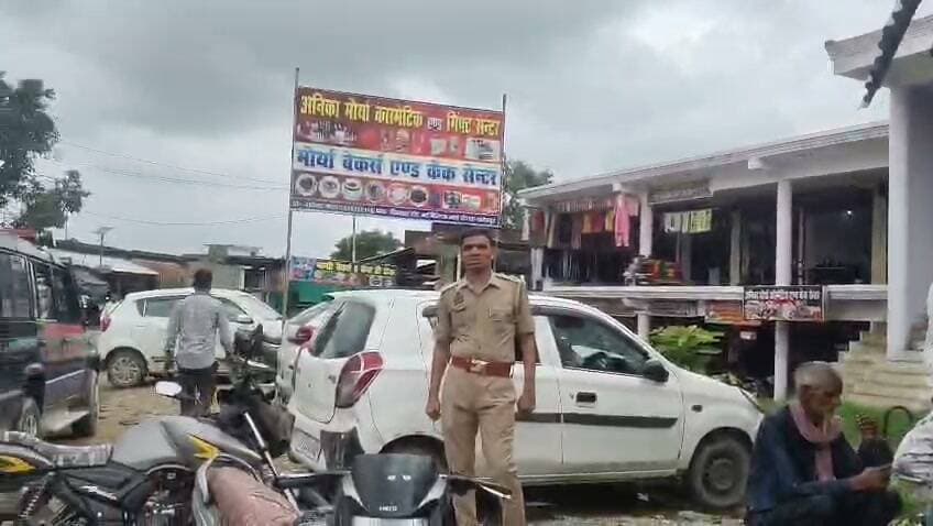 मवई चौराहे पर सुनार की दुकान में नकबजनी, दीवार काटकर चांदी के जेवर चोरी
सनी ज्वेलर्स को बनाया निशाना, 15 चांदी की राखियां और 5 जोड़ी तोड़ियां लेकर फरार हुए चोर
सीसीटीवी फुटेज खंगाल रही पुलिस, जल्द खुलासे का दावा
✒️ रिपोर्ट : नाजिया परवीन
हुसैनगंज (फतेहपुर)। रक्षाबंधन के त्योहार के बीच फतेहपुर जिले के हुसैनगंज थाना क्षेत्र में चोरी की एक दुस्साहसिक वारदात सामने आई है। मवई चौराहे पर स्थित सनी ज्वेलर्स में बीती रात अज्ञात चोरों ने दुकान की दीवार काटकर अंदर प्रवेश किया और चांदी के जेवर चोरी कर फरार हो गए। घटना की जानकारी मिलते ही क्षेत्र में हड़कंप मच गया। सूचना पर पहुंची पुलिस ने मौके का निरीक्षण कर जांच शुरू कर दी है।
जानकारी के अनुसार, मवई चौराहे पर स्थित सनी ज्वेलर्स के संचालक गुड्डन पुत्र मोहनलाल, निवासी हरिहरगंज, रोज की तरह सुबह दुकान खोलने पहुंचे तो दुकान के अंदर का नजारा देखकर उनके होश उड़ गए। दुकान की दीवार में बड़ा छेद किया गया था और अंदर रखा सामान बिखरा पड़ा था। प्रारंभिक जानकारी के अनुसार चोर दुकान से 15 चांदी की राखियां और 5 जोड़ी चांदी की तोड़ियां चोरी कर ले गए।
घटना की सूचना मिलते ही पीड़ित दुकानदार ने हुसैनगंज थाना पुलिस को अवगत कराया। सूचना पर थाना अध्यक्ष आलोक पांडे पुलिस टीम के साथ मौके पर पहुंचे और घटनास्थल का बारीकी से निरीक्षण किया। पुलिस ने आसपास लगे सीसीटीवी कैमरों की फुटेज खंगालनी शुरू कर दी है तथा अन्य तकनीकी और भौतिक साक्ष्य भी जुटाए जा रहे हैं।
प्राथमिक जांच में माना जा रहा है कि चोरों ने पहले दुकान की रेकी की और रात के समय सुनसान माहौल का फायदा उठाकर दीवार काटकर चोरी की वारदात को अंजाम दिया। पुलिस सभी पहलुओं को ध्यान में रखते हुए जांच कर रही है।
थाना अध्यक्ष आलोक पांडे ने पीड़ित दुकानदार को आश्वस्त किया है कि सीसीटीवी फुटेज और अन्य साक्ष्यों के आधार पर जल्द ही आरोपियों की पहचान कर उन्हें गिरफ्तार किया जाएगा। पुलिस का कहना है कि मामले की गंभीरता से जांच की जा रही है और दोषियों के विरुद्ध कठोर कानूनी कार्रवाई की जाएगी।
त्योहारी सीजन में इस प्रकार की घटनाएं व्यापारियों की सुरक्षा को लेकर भी चिंता बढ़ाती हैं। स्थानीय व्यापारियों ने बाजारों में रात्रि गश्त बढ़ाने और सुरक्षा व्यवस्था को और मजबूत किए जाने की मांग की है।
🟥 ND NEWS | दैनिक निष्पक्ष धारा की अपील
एनडी न्यूज़ आमजन एवं व्यापारियों से अपील करता है कि प्रतिष्ठानों में उच्च गुणवत्ता वाले सीसीटीवी कैमरे, मजबूत ताले, अलार्म सिस्टम और पर्याप्त प्रकाश व्यवस्था सुनिश्चित करें। किसी भी संदिग्ध गतिविधि की जानकारी तुरंत स्थानीय पुलिस को दें। प्रशासन से अनुरोध है कि त्योहारों के दौरान बाजारों में रात्रि गश्त बढ़ाकर व्यापारियों की सुरक्षा सुनिश्चित की जाए तथा चोरी की घटनाओं पर प्रभावी अंकुश लगाया जाए।
जनहित सुझाव
दुकानों में सीसीटीवी कैमरे और अलार्म सिस्टम अनिवार्य रूप से लगाएं।
दुकान बंद करने से पहले सभी सुरक्षा इंतजामों की जांच करें।
कीमती सामान सुरक्षित लॉकर में रखें।
संदिग्ध व्यक्तियों की सूचना तत्काल पुलिस को दें।
त्योहारों के दौरान बाजारों में अतिरिक्त पुलिस गश्त सुनिश्चित की जाए।
👇👇👇
#NDNEWS #दैनिकनिष्पक्षधारा #Fatehpur #Husainganj #MawaiChauraha #JewelleryShop #Theft #CrimeNews #UPPolice #BreakingNews #CCTV #PoliceInvestigation
👇👇
@dgpup
@RSSorg
@UPGovt
@wpl1090
@RSSgeet
@Uppolice
@MIB_India
@PMOIndia
@HMOIndia
@abmanglik
@VHPDigital
@igrangealld
@myogioffice
@InfoDeptUP
@dmfatehpur
@sdmsadarftp
@CMOfficeUP
@CMOUP_RC
@UPPRD1948
@ChiefSecyUP
@ChiefSecyUP
@MahantYogiG
@FatehpurSdm
@fatehpurpolice
@BajrangDalOrg
@rashtrapatibhvn
@UPMahilaKalyan
@112UttarPradesh
@myogiadityanath
@CommissionerPrg
@ADGZonPrayagraj
👇👇👇
🟥 ND NEWS | दैनिक निष्पक्ष धारा
मुख्य संपादक / संस्थापक: राजन सिंह हाड़ा
सह-संपादक: शालिनी सिंह भदौरिया
✒️ रिपोर्ट : नाजिया परवीन
📍 कार्यालय-3: U158, हीरा स्वीट्स के पास, विकास मार्ग, लक्ष्मी नगर, पूर्वी दिल्ली, पिन कोड – 110092 (NCR)
📍 कार्यालय-2: विधानसभा रोड, बर्लिंगटन चौराहा, लखनऊ 226001 (UP)
📍 कार्यालय-1: 1/1 अटल बिहारी चौराहा, नियर बर्मा चौराहा, फतेहपुर 212601 (UP)
📅 दिनांक: 27 अगस्त 2026
📆 दिन: गुरुवार
📧 Email: ndnewschannel@gmail.com
📞 मोबाइल: 096961 19696