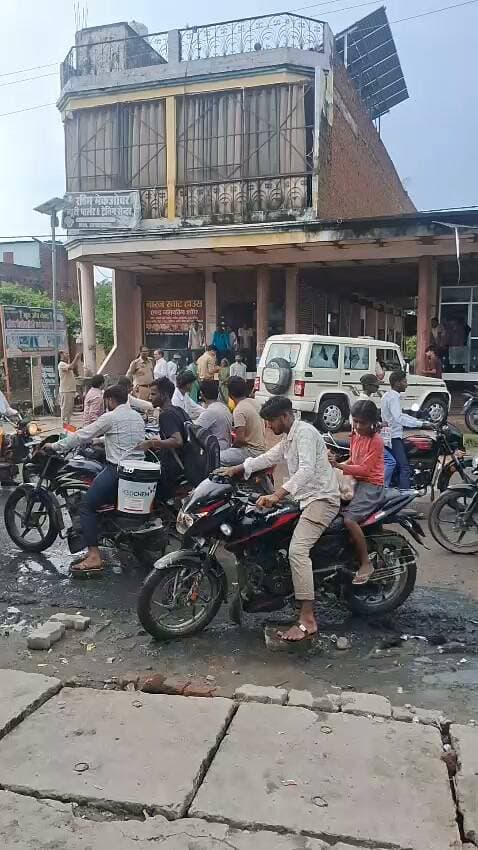 थरियांव में खाद्य विभाग का बड़ा छापा, सिंथेटिक मिठाइयों और नकली पनीर का भंडाफोड़
असोथर रोड स्थित गोदाम से भारी मात्रा में संदिग्ध मिठाइयां और नकली पनीर बरामद, जांच के लिए भेजे गए नमूने
मिलावटखोरों पर प्रशासन सख्त, जांच रिपोर्ट के बाद होगी कठोर कार्रवाई
✒️ रिपोर्ट : सहयोगी शिवा गुप्ता के साथ राहुल गुप्ता
फतेहपुर। रक्षाबंधन पर्व के बीच जनपद में मिलावटी खाद्य पदार्थों के खिलाफ प्रशासन की कार्रवाई लगातार तेज होती जा रही है। इसी क्रम में थरियांव कस्बे के असोथर रोड स्थित एक गोदाम पर प्रशासन और खाद्य सुरक्षा विभाग की संयुक्त टीम ने छापेमारी कर बड़ी मात्रा में संदिग्ध सिंथेटिक मिठाइयां और नकली पनीर बरामद किया। अधिकारियों ने मौके से खाद्य पदार्थों के नमूने लेकर उन्हें प्रयोगशाला जांच के लिए भेज दिया है।
जानकारी के अनुसार, थरियांव क्षेत्र में लंबे समय से सिंथेटिक मिठाइयों और नकली पनीर के निर्माण एवं बिक्री की शिकायतें मिल रही थीं। आरोप है कि कुछ स्थानों पर रासायनिक पदार्थों के उपयोग से पनीर और मिठाइयां तैयार कर बाजार में बेची जा रही थीं। शिकायतों के आधार पर सीओ सदर दुर्गेश दीप के नेतृत्व में खाद्य सुरक्षा विभाग और थाना थरियांव पुलिस की संयुक्त टीम ने असोथर रोड स्थित नीरज लोधी स्वीट्स एंड नमकीन तथा मोती मिष्ठान भंडार से जुड़े बताए जा रहे गोदाम पर छापा मारा।
छापेमारी के दौरान अधिकारियों ने बड़ी मात्रा में संदिग्ध मिठाइयां और नकली पनीर बरामद किया। खाद्य सुरक्षा विभाग की टीम ने मौके पर विभिन्न खाद्य पदार्थों के नमूने एकत्र कर जांच के लिए प्रयोगशाला भेज दिए हैं। अधिकारियों का कहना है कि जांच रिपोर्ट प्राप्त होने के बाद संबंधित खाद्य सुरक्षा एवं मानक अधिनियम के तहत नियमानुसार कठोर कार्रवाई की जाएगी।
स्थानीय लोगों का कहना है कि थरियांव क्षेत्र में मिलावटी खाद्य पदार्थों का कारोबार लगातार बढ़ रहा है, जिससे आम लोगों के स्वास्थ्य पर गंभीर खतरा पैदा हो रहा है। रक्षाबंधन जैसे त्योहारों के दौरान मिठाइयों की अधिक मांग का लाभ उठाकर मिलावटखोरी किए जाने की आशंका भी जताई जा रही है।
प्रशासन ने स्पष्ट किया है कि जनस्वास्थ्य से खिलवाड़ करने वालों के विरुद्ध अभियान आगे भी जारी रहेगा। यदि जांच में मिलावट की पुष्टि होती है तो दोषियों के विरुद्ध सख्त कानूनी कार्रवाई की जाएगी।
त्योहारों के दौरान खाद्य पदार्थ खरीदते समय उपभोक्ताओं को भी सतर्क रहने की आवश्यकता है। विशेषज्ञों के अनुसार केवल विश्वसनीय प्रतिष्ठानों से ही खाद्य सामग्री खरीदनी चाहिए तथा किसी भी प्रकार की संदिग्ध गुणवत्ता मिलने पर तत्काल खाद्य सुरक्षा विभाग को सूचना देनी चाहिए। जांच रिपोर्ट आने के बाद ही यह स्पष्ट होगा कि बरामद खाद्य पदार्थ निर्धारित मानकों के अनुरूप थे या नहीं।
🟥 ND NEWS | दैनिक निष्पक्ष धारा की अपील
एनडी न्यूज़ आमजन से अपील करता है कि केवल भरोसेमंद दुकानों से ही मिठाई, पनीर एवं अन्य खाद्य पदार्थ खरीदें। यदि किसी भी दुकान पर मिलावटी खाद्य सामग्री की आशंका हो तो तत्काल खाद्य सुरक्षा विभाग एवं स्थानीय प्रशासन को सूचना दें। प्रशासन से अनुरोध है कि त्योहारों के दौरान नियमित सघन जांच अभियान चलाकर मिलावटखोरों के विरुद्ध कठोर कार्रवाई सुनिश्चित की जाए, ताकि आमजन के स्वास्थ्य की सुरक्षा हो सके।
जनहित सुझाव
केवल लाइसेंसधारी एवं विश्वसनीय प्रतिष्ठानों से मिठाई और पनीर खरीदें।
अत्यधिक चमकदार रंग, असामान्य गंध या संदिग्ध गुणवत्ता वाले खाद्य पदार्थों से बचें।
पैक्ड खाद्य सामग्री खरीदते समय निर्माण एवं समाप्ति तिथि अवश्य जांचें।
मिलावट की आशंका होने पर खाद्य सुरक्षा विभाग को तत्काल शिकायत करें।
प्रशासन नियमित सैंपलिंग और निरीक्षण अभियान को और प्रभावी बनाए।
👇👇👇
#NDNEWS #दैनिकनिष्पक्षधारा #Fatehpur #Thariyanv #FoodSafety #FakePaneer #SyntheticSweets #FoodDepartment #UPFoodSafety #UPPolice #HealthAlert #BreakingNews #Milavat
👇👇
@UPGovt
@myogiadityanath
@CMOfficeUP
@InfoDeptUP
@fssaiindia
@UPFoodSafety
@Uppolice
@fatehpurpolice
@PMOIndia
@MIB_India
👇👇
🟥 ND NEWS | दैनिक निष्पक्ष धारा
मुख्य संपादक / संस्थापक: राजन सिंह हाड़ा
सह-संपादक: शालिनी सिंह भदौरिया
✒️ रिपोर्ट : सहयोगी शिवा गुप्ता के साथ राहुल गुप्ता
📍 कार्यालय-3: U158, हीरा स्वीट्स के पास, विकास मार्ग, लक्ष्मी नगर, पूर्वी दिल्ली, पिन कोड – 110092 (NCR)
📍 कार्यालय-2: विधानसभा रोड, बर्लिंगटन चौराहा, लखनऊ 226001 (UP)
📍 कार्यालय-1: 1/1 अटल बिहारी चौराहा, नियर बर्मा चौराहा, फतेहपुर 212601 (UP)
📅 दिनांक: 28 अगस्त 2026
📆 दिन: शुक्रवार
📧 Email: ndnewschannel@gmail.com
📞 मोबाइल: 096961 19696
