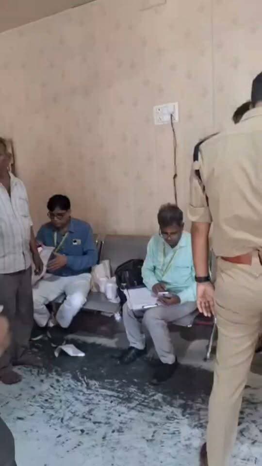 थरियांव में खाद्य विभाग का बड़ा छापा, सिंथेटिक मिठाइयों और नकली पनीर का भंडाफोड़
असोथर रोड स्थित गोदाम से भारी मात्रा में संदिग्ध मिठाइयां और नकली पनीर बरामद, जांच के लिए भेजे गए नमूने
मिलावटखोरों पर प्रशासन सख्त, जांच रिपोर्ट के बाद होगी कठोर कार्रवाई
✒️ रिपोर्ट : सहयोगी शिवा गुप्ता के साथ राहुल गुप्ता
फतेहपुर। रक्षाबंधन पर्व के बीच जनपद में मिलावटी खाद्य पदार्थों के खिलाफ प्रशासन की कार्रवाई लगातार तेज होती जा रही है। इसी क्रम में थरियांव कस्बे के असोथर रोड स्थित एक गोदाम पर प्रशासन और खाद्य सुरक्षा विभाग की संयुक्त टीम ने छापेमारी कर बड़ी मात्रा में संदिग्ध सिंथेटिक मिठाइयां और नकली पनीर बरामद किया। अधिकारियों ने मौके से खाद्य पदार्थों के नमूने लेकर उन्हें प्रयोगशाला जांच के लिए भेज दिया है।
जानकारी के अनुसार, थरियांव क्षेत्र में लंबे समय से सिंथेटिक मिठाइयों और नकली पनीर के निर्माण एवं बिक्री की शिकायतें मिल रही थीं। आरोप है कि कुछ स्थानों पर रासायनिक पदार्थों के उपयोग से पनीर और मिठाइयां तैयार कर बाजार में बेची जा रही थीं। शिकायतों के आधार पर सीओ सदर दुर्गेश दीप के नेतृत्व में खाद्य सुरक्षा विभाग और थाना थरियांव पुलिस की संयुक्त टीम ने असोथर रोड स्थित नीरज लोधी स्वीट्स एंड नमकीन तथा मोती मिष्ठान भंडार से जुड़े बताए जा रहे गोदाम पर छापा मारा।
छापेमारी के दौरान अधिकारियों ने बड़ी मात्रा में संदिग्ध मिठाइयां और नकली पनीर बरामद किया। खाद्य सुरक्षा विभाग की टीम ने मौके पर विभिन्न खाद्य पदार्थों के नमूने एकत्र कर जांच के लिए प्रयोगशाला भेज दिए हैं। अधिकारियों का कहना है कि जांच रिपोर्ट प्राप्त होने के बाद संबंधित खाद्य सुरक्षा एवं मानक अधिनियम के तहत नियमानुसार कठोर कार्रवाई की जाएगी।
स्थानीय लोगों का कहना है कि थरियांव क्षेत्र में मिलावटी खाद्य पदार्थों का कारोबार लगातार बढ़ रहा है, जिससे आम लोगों के स्वास्थ्य पर गंभीर खतरा पैदा हो रहा है। रक्षाबंधन जैसे त्योहारों के दौरान मिठाइयों की अधिक मांग का लाभ उठाकर मिलावटखोरी किए जाने की आशंका भी जताई जा रही है।
प्रशासन ने स्पष्ट किया है कि जनस्वास्थ्य से खिलवाड़ करने वालों के विरुद्ध अभियान आगे भी जारी रहेगा। यदि जांच में मिलावट की पुष्टि होती है तो दोषियों के विरुद्ध सख्त कानूनी कार्रवाई की जाएगी।
त्योहारों के दौरान खाद्य पदार्थ खरीदते समय उपभोक्ताओं को भी सतर्क रहने की आवश्यकता है। विशेषज्ञों के अनुसार केवल विश्वसनीय प्रतिष्ठानों से ही खाद्य सामग्री खरीदनी चाहिए तथा किसी भी प्रकार की संदिग्ध गुणवत्ता मिलने पर तत्काल खाद्य सुरक्षा विभाग को सूचना देनी चाहिए। जांच रिपोर्ट आने के बाद ही यह स्पष्ट होगा कि बरामद खाद्य पदार्थ निर्धारित मानकों के अनुरूप थे या नहीं।
🟥 ND NEWS | दैनिक निष्पक्ष धारा की अपील
एनडी न्यूज़ आमजन से अपील करता है कि केवल भरोसेमंद दुकानों से ही मिठाई, पनीर एवं अन्य खाद्य पदार्थ खरीदें। यदि किसी भी दुकान पर मिलावटी खाद्य सामग्री की आशंका हो तो तत्काल खाद्य सुरक्षा विभाग एवं स्थानीय प्रशासन को सूचना दें। प्रशासन से अनुरोध है कि त्योहारों के दौरान नियमित सघन जांच अभियान चलाकर मिलावटखोरों के विरुद्ध कठोर कार्रवाई सुनिश्चित की जाए, ताकि आमजन के स्वास्थ्य की सुरक्षा हो सके।
जनहित सुझाव
केवल लाइसेंसधारी एवं विश्वसनीय प्रतिष्ठानों से मिठाई और पनीर खरीदें।
अत्यधिक चमकदार रंग, असामान्य गंध या संदिग्ध गुणवत्ता वाले खाद्य पदार्थों से बचें।
पैक्ड खाद्य सामग्री खरीदते समय निर्माण एवं समाप्ति तिथि अवश्य जांचें।
मिलावट की आशंका होने पर खाद्य सुरक्षा विभाग को तत्काल शिकायत करें।
प्रशासन नियमित सैंपलिंग और निरीक्षण अभियान को और प्रभावी बनाए।
👇👇👇
#NDNEWS #दैनिकनिष्पक्षधारा #Fatehpur #Thariyanv #FoodSafety #FakePaneer #SyntheticSweets #FoodDepartment #UPFoodSafety #UPPolice #HealthAlert #BreakingNews #Milavat
👇👇
@UPGovt
@myogiadityanath
@CMOfficeUP
@InfoDeptUP
@fssaiindia
@UPFoodSafety
@Uppolice
@fatehpurpolice
@PMOIndia
@MIB_India
👇👇
🟥 ND NEWS | दैनिक निष्पक्ष धारा
मुख्य संपादक / संस्थापक: राजन सिंह हाड़ा
सह-संपादक: शालिनी सिंह भदौरिया
✒️ रिपोर्ट : सहयोगी शिवा गुप्ता के साथ राहुल गुप्ता
📍 कार्यालय-3: U158, हीरा स्वीट्स के पास, विकास मार्ग, लक्ष्मी नगर, पूर्वी दिल्ली, पिन कोड – 110092 (NCR)
📍 कार्यालय-2: विधानसभा रोड, बर्लिंगटन चौराहा, लखनऊ 226001 (UP)
📍 कार्यालय-1: 1/1 अटल बिहारी चौराहा, नियर बर्मा चौराहा, फतेहपुर 212601 (UP)
📅 दिनांक: 28 अगस्त 2026
📆 दिन: शुक्रवार
📧 Email: ndnewschannel@gmail.com
📞 मोबाइल: 9696119696