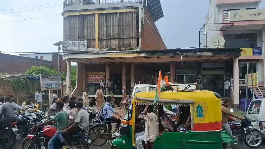 थरियांव में खाद्य विभाग का बड़ा छापा, सिंथेटिक मिठाइयों और नकली पनीर का भंडाफोड़
असोथर रोड स्थित गोदाम से भारी मात्रा में संदिग्ध मिठाइयां और नकली पनीर बरामद, जांच के लिए भेजे गए नमूने
मिलावटखोरों पर प्रशासन सख्त, जांच रिपोर्ट के बाद होगी कठोर कार्रवाई
✒️ रिपोर्ट : सहयोगी शिवा गुप्ता के साथ राहुल गुप्ता
फतेहपुर। रक्षाबंधन पर्व के बीच जनपद में मिलावटी खाद्य पदार्थों के खिलाफ प्रशासन की कार्रवाई लगातार तेज होती जा रही है। इसी क्रम में थरियांव कस्बे के असोथर रोड स्थित एक गोदाम पर प्रशासन और खाद्य सुरक्षा विभाग की संयुक्त टीम ने छापेमारी कर बड़ी मात्रा में संदिग्ध सिंथेटिक मिठाइयां और नकली पनीर बरामद किया। अधिकारियों ने मौके से खाद्य पदार्थों के नमूने लेकर उन्हें प्रयोगशाला जांच के लिए भेज दिया है।
जानकारी के अनुसार, थरियांव क्षेत्र में लंबे समय से सिंथेटिक मिठाइयों और नकली पनीर के निर्माण एवं बिक्री की शिकायतें मिल रही थीं। आरोप है कि कुछ स्थानों पर रासायनिक पदार्थों के उपयोग से पनीर और मिठाइयां तैयार कर बाजार में बेची जा रही थीं। शिकायतों के आधार पर सीओ सदर दुर्गेश दीप के नेतृत्व में खाद्य सुरक्षा विभाग और थाना थरियांव पुलिस की संयुक्त टीम ने असोथर रोड स्थित नीरज लोधी स्वीट्स एंड नमकीन तथा मोती मिष्ठान भंडार से जुड़े बताए जा रहे गोदाम पर छापा मारा।
छापेमारी के दौरान अधिकारियों ने बड़ी मात्रा में संदिग्ध मिठाइयां और नकली पनीर बरामद किया। खाद्य सुरक्षा विभाग की टीम ने मौके पर विभिन्न खाद्य पदार्थों के नमूने एकत्र कर जांच के लिए प्रयोगशाला भेज दिए हैं। अधिकारियों का कहना है कि जांच रिपोर्ट प्राप्त होने के बाद संबंधित खाद्य सुरक्षा एवं मानक अधिनियम के तहत नियमानुसार कठोर कार्रवाई की जाएगी।
स्थानीय लोगों का कहना है कि थरियांव क्षेत्र में मिलावटी खाद्य पदार्थों का कारोबार लगातार बढ़ रहा है, जिससे आम लोगों के स्वास्थ्य पर गंभीर खतरा पैदा हो रहा है। रक्षाबंधन जैसे त्योहारों के दौरान मिठाइयों की अधिक मांग का लाभ उठाकर मिलावटखोरी किए जाने की आशंका भी जताई जा रही है।
प्रशासन ने स्पष्ट किया है कि जनस्वास्थ्य से खिलवाड़ करने वालों के विरुद्ध अभियान आगे भी जारी रहेगा। यदि जांच में मिलावट की पुष्टि होती है तो दोषियों के विरुद्ध सख्त कानूनी कार्रवाई की जाएगी।
त्योहारों के दौरान खाद्य पदार्थ खरीदते समय उपभोक्ताओं को भी सतर्क रहने की आवश्यकता है। विशेषज्ञों के अनुसार केवल विश्वसनीय प्रतिष्ठानों से ही खाद्य सामग्री खरीदनी चाहिए तथा किसी भी प्रकार की संदिग्ध गुणवत्ता मिलने पर तत्काल खाद्य सुरक्षा विभाग को सूचना देनी चाहिए। जांच रिपोर्ट आने के बाद ही यह स्पष्ट होगा कि बरामद खाद्य पदार्थ निर्धारित मानकों के अनुरूप थे या नहीं।
🟥 ND NEWS | दैनिक निष्पक्ष धारा की अपील
एनडी न्यूज़ आमजन से अपील करता है कि केवल भरोसेमंद दुकानों से ही मिठाई, पनीर एवं अन्य खाद्य पदार्थ खरीदें। यदि किसी भी दुकान पर मिलावटी खाद्य सामग्री की आशंका हो तो तत्काल खाद्य सुरक्षा विभाग एवं स्थानीय प्रशासन को सूचना दें। प्रशासन से अनुरोध है कि त्योहारों के दौरान नियमित सघन जांच अभियान चलाकर मिलावटखोरों के विरुद्ध कठोर कार्रवाई सुनिश्चित की जाए, ताकि आमजन के स्वास्थ्य की सुरक्षा हो सके।
जनहित सुझाव
केवल लाइसेंसधारी एवं विश्वसनीय प्रतिष्ठानों से मिठाई और पनीर खरीदें।
अत्यधिक चमकदार रंग, असामान्य गंध या संदिग्ध गुणवत्ता वाले खाद्य पदार्थों से बचें।
पैक्ड खाद्य सामग्री खरीदते समय निर्माण एवं समाप्ति तिथि अवश्य जांचें।
मिलावट की आशंका होने पर खाद्य सुरक्षा विभाग को तत्काल शिकायत करें।
प्रशासन नियमित सैंपलिंग और निरीक्षण अभियान को और प्रभावी बनाए।
👇👇👇
#NDNEWS #दैनिकनिष्पक्षधारा #Fatehpur #Thariyanv #FoodSafety #FakePaneer #SyntheticSweets #FoodDepartment #UPFoodSafety #UPPolice #HealthAlert #BreakingNews #Milavat
👇👇
@UPGovt
@myogiadityanath
@CMOfficeUP
@InfoDeptUP
@fssaiindia
@UPFoodSafety
@Uppolice
@fatehpurpolice
@PMOIndia
@MIB_India
👇👇
🟥 ND NEWS | दैनिक निष्पक्ष धारा
मुख्य संपादक / संस्थापक: राजन सिंह हाड़ा
सह-संपादक: शालिनी सिंह भदौरिया
✒️ रिपोर्ट : सहयोगी शिवा गुप्ता के साथ राहुल गुप्ता
📍 कार्यालय-3: U158, हीरा स्वीट्स के पास, विकास मार्ग, लक्ष्मी नगर, पूर्वी दिल्ली, पिन कोड – 110092 (NCR)
📍 कार्यालय-2: विधानसभा रोड, बर्लिंगटन चौराहा, लखनऊ 226001 (UP)
📍 कार्यालय-1: 1/1 अटल बिहारी चौराहा, नियर बर्मा चौराहा, फतेहपुर 212601 (UP)
📅 दिनांक: 28 अगस्त 2026
📆 दिन: शुक्रवार
📧 Email: ndnewschannel@gmail.com
📞 मोबाइल: 096961 19696
