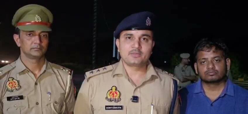 रिश्तों का कत्ल: बुलंदशहर में स्कूल जा रही भतीजी को लिफ्ट देकर डॉक्टर चाचा ने होटल में किया दुष्कर्म
लिफ्ट के बहाने ले गया ओयो होटल, दरिंदगी के बाद पीड़िता की हालत नाजुक; अस्पताल में भर्ती
पुलिस ने त्वरित कार्रवाई कर आरोपी डॉक्टर को किया गिरफ्तार, परिजनों में भारी आक्रोश
उत्तर प्रदेश के बुलंदशहर जिले से रिश्तों को तार-तार कर देने वाला एक दिल दहला देने वाला मामला सामने आया है। यहां एक कलयुगी डॉक्टर चाचा ने पवित्र रिश्ते और भरोसे की सीमाओं को लांघते हुए अपनी ही सगी भतीजी के साथ दुष्कर्म की वारदात को अंजाम दिया। घटना के बाद पीड़िता की गंभीर शारीरिक और मानसिक स्थिति को देखते हुए उसे तत्काल उपचार के लिए अस्पताल में भर्ती कराया गया है।
मिली जानकारी के अनुसार, खुर्जा देहात क्षेत्र की रहने वाली नाबालिग छात्रा सुबह रोजाना की तरह पैदल अपने स्कूल जा रही थी। रास्ते में रिश्ते में डॉक्टर चाचा लगने वाले आरोपी ने उसे देखा और स्कूल छोड़ने के बहाने अपनी मोटरसाइकिल पर बैठा लिया। खून का रिश्ता और पारिवारिक भरोसा होने के कारण पीड़िता बिना किसी संदेह के उसके साथ बैठ गई। आरोप है कि आरोपी छात्रा को स्कूल ले जाने के बजाय पास के एक ओयो (OYO) होटल ले गया, जहां उसने नाबालिग के साथ जबरन दुष्कर्म किया।
वारदात के बाद आरोपी पीड़िता को बदहवास हालत में छोड़कर मौके से फरार हो गया। पीड़िता ने किसी तरह हिम्मत जुटाकर परिजनों को आपबीती सुनाई। पीड़िता ने रोते हुए बयान दिया कि आरोपी उसका चाचा लगता था, इसलिए उसने सहज रूप से विश्वास कर लिया था, लेकिन उसने भरोसे की आड़ में दरिंदगी की सारी हदें पार कर दीं।
परिजनों की तहरीर पर पुलिस ने तुरंत मुकदमा दर्ज करते हुए मामले में तत्परता दिखाई। पुलिस टीम ने दबिश देकर आरोपी डॉक्टर को हिरासत में ले लिया है और उससे गहन पूछताछ की जा रही है। फॉरेंसिक टीम और स्थानीय पुलिस साक्ष्य जुटाने में लगी है।
बुलंदशहर पुलिस के वरिष्ठ अधिकारियों के अनुसार पीड़िता का चिकित्सीय परीक्षण कराया गया है और उसे समुचित इलाज उपलब्ध कराया जा रहा है। पुलिस का कहना है कि मामले में सुसंगत धाराओं के तहत कठोर विधिक कार्रवाई की जा रही है ताकि पीड़िता को त्वरित न्याय दिलाया जा सके।
एनडी न्यूज़ की अपील एवं समाज के लिए सुझाव
जागरूकता और संवाद: अभिभावक अपने बच्चों के साथ नियमित और खुला संवाद रखें ताकि वे किसी भी असहज स्थिति या गतिविधि की जानकारी तुरंत साझा कर सकें।
होटल व लॉज की जवाबदेही: स्थानीय प्रशासन और पुलिस विभाग को चाहिए कि होटलों और लॉज में नाबालिगों के प्रवेश, पहचान सत्यापन और नियमों के अनुपालन की नियमित सघन जांच करें।
त्वरित न्याय व्यवस्था: कानून प्रवर्तन एजेंसियां ऐसे गंभीर मामलों में स्पीडी ट्रायल के तहत त्वरित चार्जशीट दाखिल कर अपराधियों को सख्त से सख्त सजा दिलाएं, जिससे समाज में एक कड़ा संदेश जाए।
👇👇👇
#NDNews #DainikNishpakshDhara #BulandshahrPolice #UPPolice #CrimeAgainstWomen #MissionShakti #KhurjaNews #JusticeForVictim #BSRPolice
👇👇👇
@Uppolice
@bulandshahrpol
@dgpup
@myogiadityanath
@CMOfficeUP
@NCWIndia
@UPGovt
👇👇👇
🟥 ND NEWS | दैनिक निष्पक्ष धारा
मुख्य संपादक / संस्थापक: राजन सिंह हाड़ा
सह-संपादक: शालिनी सिंह भदौरिया
✒️ रिपोर्ट : सहयोगी शिवा गुप्ता के साथ जिला ब्यूरो अजय श्रीवास्तव
📍 कार्यालय-3:- U158, हीरा स्वीट्स के पास, विकास मार्ग, लक्ष्मी नगर, पूर्वी दिल्ली, पिन कोड – (110092) (NCR)
📍 कार्यालय-2:- विधानसभा रोड बर्लिंगटन चौराहा लखनऊ (226001) (UP)
📍 कार्यालय-1:- 1/1 अटल बिहारी चौराहा, नियर बर्मा चौराहा, फतेहपुर (212601) (UP)
📅 दिनांक: 28 अगस्त 2026
📆 दिन: शुक्रवार
📧 Email: ndnewschannel@gmail.com
📞 मोबाइल: 096961 19696