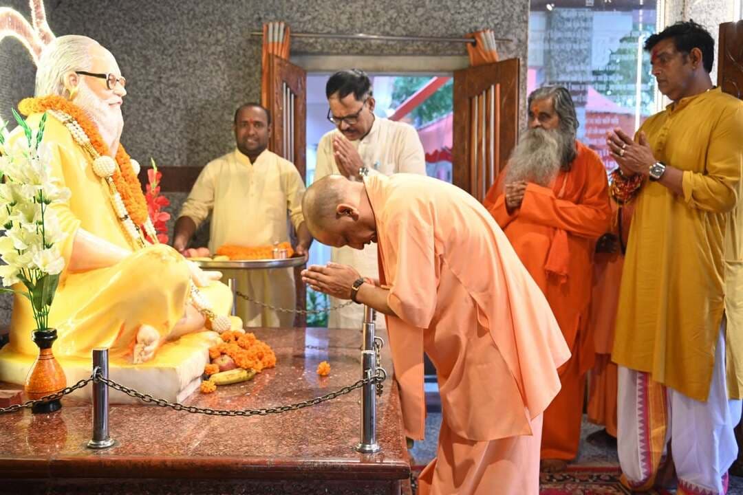 गोरखपुर: दो दिवसीय दौरे पर पहुंचे CM योगी, गोरखनाथ मंदिर में लिया गुरु गोरखनाथ का आशीर्वाद