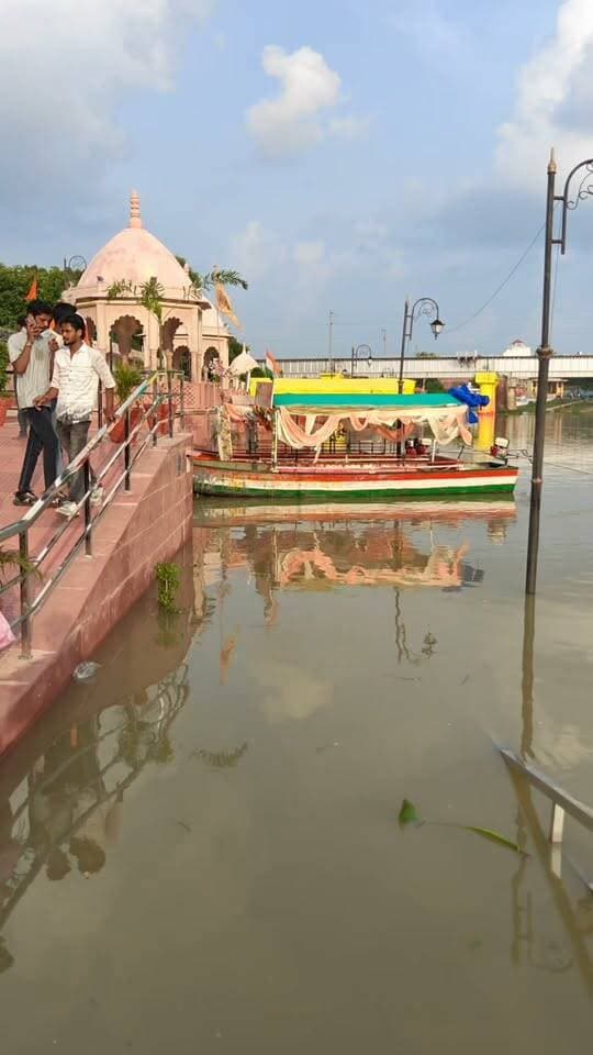 मऊ महादेव घाट पर बढ़ रहा तमसा नदी का जलस्तर, मंदिर की सुरक्षा में लगे लोग श्रद्धालुओं को दे रहे पानी में न जाने की सलाह #खबरेंअभीतक #KhabareAbhiTak #MauNews #मऊ