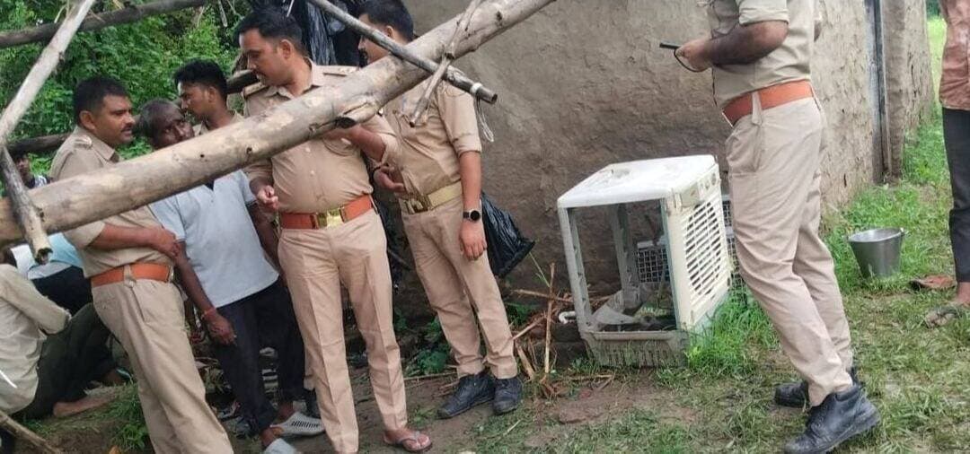 जालौन : बहिन जिन भाईयों का राखी बांधने को करती रही इंतजार,वो कफन में लौटे!! 60 फिट गहरे कुएं में डूबने से दो सगे भाइयों की मौत, खेतों में बने कुएं में लगी मोटर खोलने को उतरा बड़ा भाई गहरे पानी में डूबा, भाई को डूबता देख छोटा भाई भी कुंए में उतरा और दोनों की मौत, मचा हड़कंप!!
सूचना मिलने पर स्थानीय पुलिस तथा प्रशासनिक अधिकारी मौके पर पहुंचे और शवों को बाहर निकाला तथा पोस्टमार्टम के लिए भेजा गया!! जालौन जिले के कैलिया थाना क्षेत्र के ग्राम करयावली का मामला!!