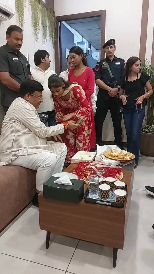 🎀 सैकड़ों छात्राओं ने कैबिनेट मंत्री विपुल गोयल को बांधी राखी, भाई-बहन के स्नेह से सराबोर हुआ कार्यक्रम
#RakshaBandhan #VipulGoyal #Faridabad #RakhiCelebration #A2ZNewsUpdate MLA Rajesh Nagar Nayan Pal Rawat