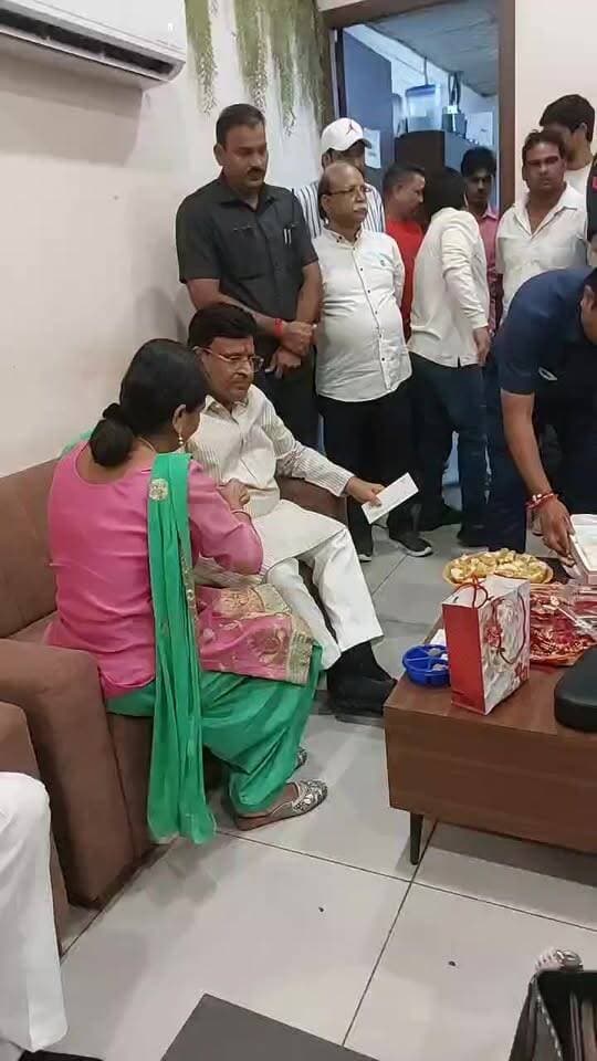 कैबिनेट मंत्री विपुल गोयल को राखी बांधकर मुख्यमंत्री बनने का दिया आशीर्वाद
सैकड़ों छात्राओं ने कैबिनेट मंत्री विपुल गोयल को बांधी राखी, भाई-बहन के स्नेह से सराबोर हुआ कार्यक्रम
#RakshaBandhan #VipulGoyal #Faridabad #RakhiCelebration #A2ZNewsUpdate MLA Rajesh Nagar