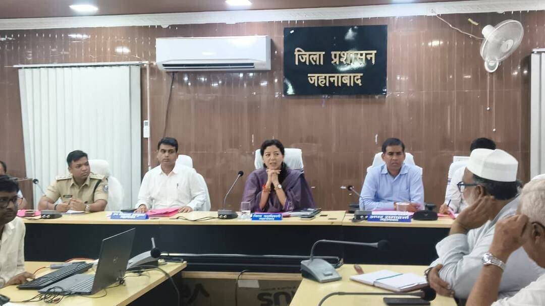 सूफी महोत्सव की तैयारियों की डीएम ने की समीक्षा, सुरक्षा से लेकर प्रचार-प्रसार तक दिए निर्देश
जहानाबाद : आगामी सूफी महोत्सव के भव्य एवं गरिमापूर्ण आयोजन को लेकर शुक्रवार को जिला पदाधिकारी श्रीमती छिरिङ वाई भूटिया की अध्यक्षता में जिला स्तरीय पदाधिकारियों की बैठक हुई। इसमें महोत्सव की तैयारियों, सुरक्षा, स्वच्छता, विद्युत आपूर्ति, यातायात, सांस्कृतिक कार्यक्रम, प्रचार-प्रसार सहित विभिन्न बिंदुओं की विस्तृत समीक्षा की गई।
जिला पदाधिकारी ने कहा कि सूफी महोत्सव का उद्देश्य सूफी परंपरा और संतों की विरासत को सम्मान देने के साथ प्रेम, शांति एवं सद्भाव का संदेश जन-जन तक पहुंचाना है। महोत्सव के माध्यम से जिले में पर्यटन को भी नई पहचान देने की दिशा में कार्य किया जाना है।
बैठक में कलाकार चयन समिति, क्रय एवं सत्यापन समिति समेत गठित विभिन्न समितियों के दायित्वों की समीक्षा की गई। कलाकार चयन समिति को योग्य कलाकारों के चयन की प्रक्रिया समयबद्ध तरीके से पूरा करने का निर्देश अपर समाहर्ता विभागीय जांच को दिया गया। स्थानीय स्तर पर सूफी संगीत का