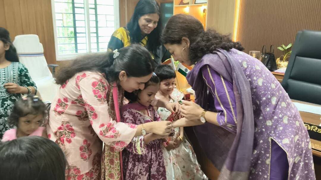रक्षाबंधन पर डीएम को बांधी राखी, स्काउट-गाइड ने दोहराई सेवा की शपथ
जहानाबाद : रक्षाबंधन के अवसर पर शुक्रवार को भारत स्काउट एवं गाइड के कैडेट्स तथा पीपीएम स्कूल के बच्चों ने जिला पदाधिकारी श्रीमती छिरिङ वाई भूटिया को रक्षा सूत्र बांधकर पर्व मनाया। डीएम ने बच्चों को आशीर्वाद देते हुए उनके उज्ज्वल भविष्य की कामना की।
इस अवसर पर डीएम ने कहा कि भारत स्काउट एवं गाइड बच्चों में अनुशासन, सेवा, नेतृत्व, सामाजिक दायित्व और राष्ट्र निर्माण की भावना विकसित करने का सशक्त माध्यम है। उन्होंने अपने विद्यार्थी जीवन के अनुभव साझा करते हुए बताया कि उन्होंने भी स्काउट एवं गाइड का प्रशिक्षण लिया है। उन्होंने कैडेट्स के साथ स्काउट-गाइड के नियम, प्रतिज्ञा, विभिन्न प्रकार की गांठों, प्रार्थना और झंडा गीत से जुड़े अनुभव साझा किए।
पीपीएम स्कूल के बच्चों ने भी उत्साह के साथ डीएम को राखी बांधी और उनसे संवाद किया। डीएम ने बच्चों को मन लगाकर पढ़ाई करने, अनुशासन बनाए रखने तथा परिवार, विद्यालय और समाज के प्रति जिम्मेदार नागरिक बनने के लिए प्रेरित किया।
कार्यक्रम के दौरान जिला संगठन आयुक्त हरिशंकर कुमार ने स्काउट-गाइड साइन के साथ कैडेट्स को प्रतिज्ञा एवं शपथ दिलाई। कार्यक्रम का नेतृत्व मुख्य जिला आयुक्त कुमार त्रिपुरारी ने किया। इस मौके पर डीएम ने बच्चों को सेवा-भाव, सद्भाव और सामाजिक उत्तरदायित्व के मूल्यों को जीवन में अपनाने का संदेश दिया।