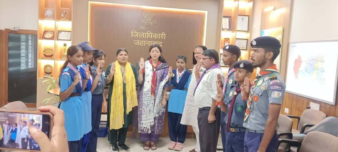 डीएम कार्यालय में स्काउट-गाइड कैडेटों ने बांधा रक्षा सूत्र, डीएम ने दिया हरसंभव सहयोग का भरोसा
जहानाबाद : रक्षाबंधन के पावन अवसर पर जिला पदाधिकारी के कार्यालय प्रकोष्ठ में भारत स्काउट और गाइड के कैडेटों ने रक्षा सूत्र बांधकर रक्षाबंधन उत्सव मनाया। कैडेटों ने जिला पदाधिकारी को रक्षा सूत्र बांधकर शुभकामनाएं दीं।
इस अवसर पर जिला पदाधिकारी ने स्काउट और गाइड के कैडेटों को आशीर्वाद देते हुए कहा कि जिला प्रशासन की ओर से भारत स्काउट और गाइड के कार्यों में हरसंभव सहयोग प्रदान किया जाएगा। उन्होंने अपने विद्यार्थी जीवन की स्मृतियों को साझा करते हुए बताया कि उन्होंने भी भारत स्काउट और गाइड का प्रशिक्षण प्राप्त किया है।
जिला पदाधिकारी ने स्काउट-गाइड प्रशिक्षण के दौरान नियम एवं प्रतिज्ञा, विभिन्न प्रकार की गांठ, प्रार्थना तथा झंडा गीत जैसे विषयों का भी उल्लेख किया। उन्होंने कहा कि स्काउट और गाइड का प्रशिक्षण विद्यार्थियों में अनुशासन, सेवा भावना, नेतृत्व क्षमता और जिम्मेदारी की भावना विकसित करने में महत्वपूर्ण भूमिका निभाता है।
मौके पर जिला संगठन आयुक्त हरिशंकर कुमार ने स्काउट-गाइड साइन के साथ कैडेटों को प्रतिज्ञा एवं शपथ दिलाई। कार्यक्रम का नेतृत्व मुख्य जिला मुख्य आयुक्त कुमार त्रिपुरारी ने किया।
इस दौरान मुख्य जिला मुख्य आयुक्त ने जिला पदाधिकारी को भारत स्काउट और गाइड कार्यालय आने के लिए आमंत्रित किया। जिला पदाधिकारी ने आमंत्रण स्वीकार करते हुए कहा कि वे निश्चित रूप से कार्यालय पहुंचकर भारत स्काउट और गाइड की टीम से मिलेंगे।
कार्यक्रम में स्काउट एवं गाइड कैडेटों के साथ संबंधित पदाधिकारी एवं सदस्य उपस्थित रहे। रक्षाबंधन के अवसर पर आयोजित इस कार्यक्रम ने सेवा, अनुशासन और सामाजिक जिम्मेदारी के संदेश को भी मजबूती दी।