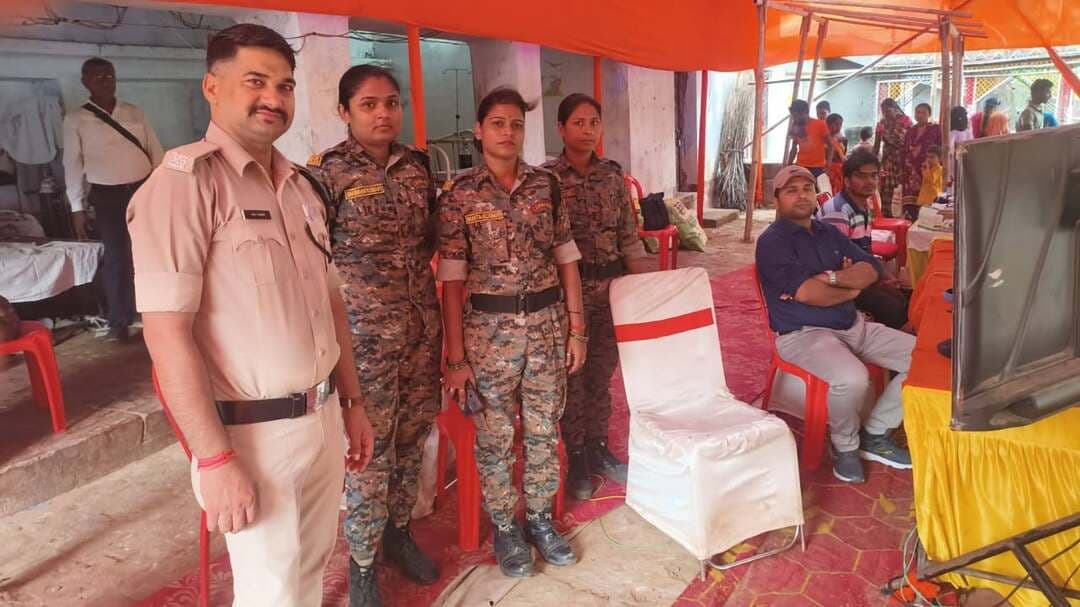श्रावण पूर्णिमा पर बाबा सिद्धेश्वर नाथ धाम में श्रद्धालुओं की सुरक्षा को लेकर पुलिस मुस्तैद
जहानाबाद : श्रावण पूर्णिमा के पावन अवसर पर बराबर पहाड़ स्थित बाबा सिद्धेश्वर नाथ धाम में पहुंच रहे श्रद्धालुओं के स्वागत एवं सुरक्षा को लेकर जहानाबाद पुलिस पूरी तरह मुस्तैद है। भीड़ प्रबंधन से लेकर श्रद्धालुओं के सुगम जलाभिषेक तक पुलिस जवान विभिन्न स्थानों पर तैनात रहकर व्यवस्था संभाल रहे हैं।
जहानाबाद पुलिस ने श्रद्धालुओं से अपील की है कि वे शांतिपूर्ण एवं व्यवस्थित तरीके से मंदिर परिसर में प्रवेश करें और पुलिस-प्रशासन द्वारा जारी दिशा-निर्देशों का पालन करें। श्रद्धालुओं की सुविधा और सुरक्षा को प्राथमिकता देते हुए पुलिस की ओर से लगातार निगरानी रखी जा रही है।
पुलिस ने कहा कि किसी भी आपात स्थिति में घबराने की आवश्यकता नहीं है। सहायता के लिए श्रद्धालु नजदीकी पुलिस सहायता केंद्र से संपर्क कर सकते हैं। पुलिस की मुस्तैदी का उद्देश्य श्रद्धालुओं की भक्ति की राह को सुरक्षित, सुगम और सुखद बनाना है।