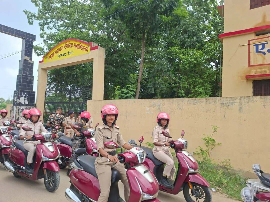 रक्षाबंधन पर ‘पुलिस दीदी’ ने संभाली सुरक्षा की कमान, शहर में विशेष पेट्रोलिंग
जहानाबाद : रक्षाबंधन के शुभ अवसर पर जिले में महिलाओं एवं बालिकाओं की सुरक्षा को लेकर पुलिस प्रशासन पूरी तरह सतर्क है। पुलिस अधीक्षक किरण कुमार के निर्देशन में शुक्रवार को “पुलिस दीदी” पेट्रोलिंग टीम (अभया ब्रिगेड) द्वारा शहर के विभिन्न क्षेत्रों में विशेष पेट्रोलिंग अभियान चलाया गया।
स्कूटी से लैस पुलिस दीदी की टीम ने शहर के प्रमुख चौक-चौराहों, कॉलेजों, भीड़भाड़ वाले बाजारों एवं संवेदनशील स्थानों का लगातार भ्रमण किया। इस दौरान महिलाओं, बालिकाओं एवं छात्राओं की सुरक्षा पर विशेष निगरानी रखी गई। साथ ही असामाजिक तत्वों की गतिविधियों पर भी पुलिस टीम ने पैनी नजर बनाए रखी।
पुलिस दीदी टीम का उद्देश्य महिलाओं एवं बालिकाओं में सुरक्षा का भाव मजबूत करना तथा किसी भी आपात स्थिति में उन्हें तत्काल पुलिस सहायता उपलब्ध कराना है। पेट्रोलिंग के दौरान टीम द्वारा महिलाओं और बालिकाओं को सुरक्षा एवं जागरूकता के प्रति भी जानकारी दी जा रही है।
पुलिस प्रशासन ने स्पष्ट किया कि महिला सुरक्षा सर्वोच्च प्राथमिकता है। किसी भी प्रकार की परेशानी या आपात स्थिति में महिलाएं एवं बालिकाएं तत्काल पुलिस से संपर्क कर सकती हैं। अभया ब्रिगेड की टीम क्षेत्र में लगातार भ्रमण कर सुरक्षा व्यवस्था पर नजर बनाए रखेगी।