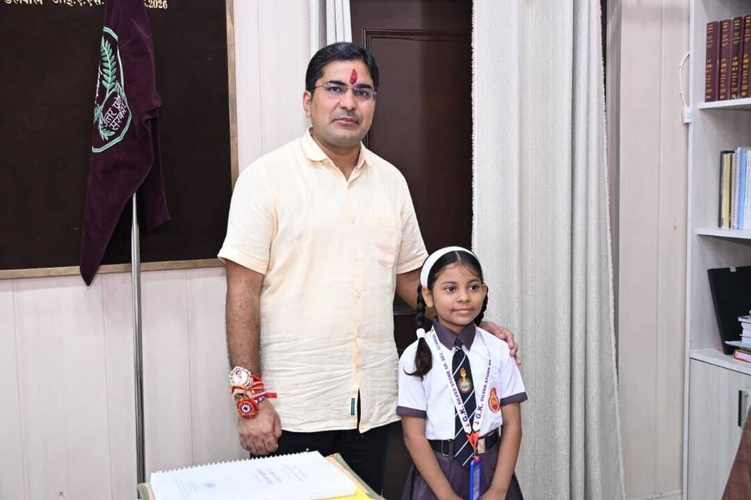 आज संभाल के जिलाधिकारी अंकित खंडेलवाल को जी के सिल्वरस्टोन सीनियर सेकेंडरी स्कूल की छात्राओं व शिक्षिकाओं ने राखी बांधकर भाई बहन के इस पवित्र पर्व को मनाया।
#HappyRakshaBandhan