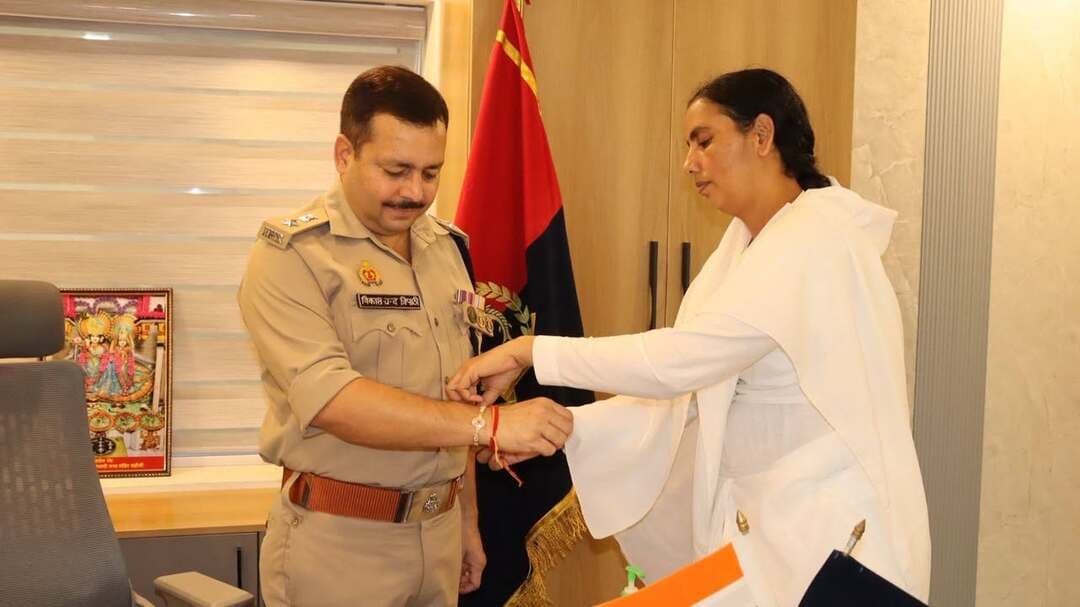 ब्रह्मकुमारी बहनों ने एसपी विकास चन्द्र त्रिपाठी को बांधी राखी
सम्भल रक्षाबंधन पर्व के पावन अवसर पर शुक्रवार को ब्रह्मकुमारी बहनों ने पुलिस अधीक्षक कैंप कार्यालय पहुंचकर पुलिस अधीक्षक विकास चन्द्र त्रिपाठी को राखी बांधी और रक्षाबंधन पर्व की शुभकामनाएं दीं। इस दौरान पुलिस अधीक्षक ने भी सभी बहनों को पर्व की बधाई एवं शुभकामनाएं दीं।
कार्यक्रम के दौरान पुलिस अधीक्षक विकास चन्द्र त्रिपाठी ने कहा कि रक्षाबंधन भाई-बहन के पवित्र स्नेह, विश्वास और सुरक्षा के संकल्प का प्रतीक है। यह पर्व समाज में आपसी प्रेम, भाईचारे और सौहार्द की भावना को मजबूत करता है।
उन्होंने कहा कि पुलिस विभाग जनसुरक्षा के साथ-साथ समाज में शांति, सौहार्द और सुरक्षित वातावरण बनाए रखने के लिए सदैव प्रतिबद्ध है। पुलिस का दायित्व है कि प्रत्येक नागरिक स्वयं को सुरक्षित महसूस करे।
इस अवसर पर पुलिस अधीक्षक ने ब्रह्मकुमारी बहनों द्वारा राखी बांधकर दिए गए स्नेह एवं शुभकामनाओं के लिए उनका आभार व्यक्त करते हुए धन्यवाद दिया।