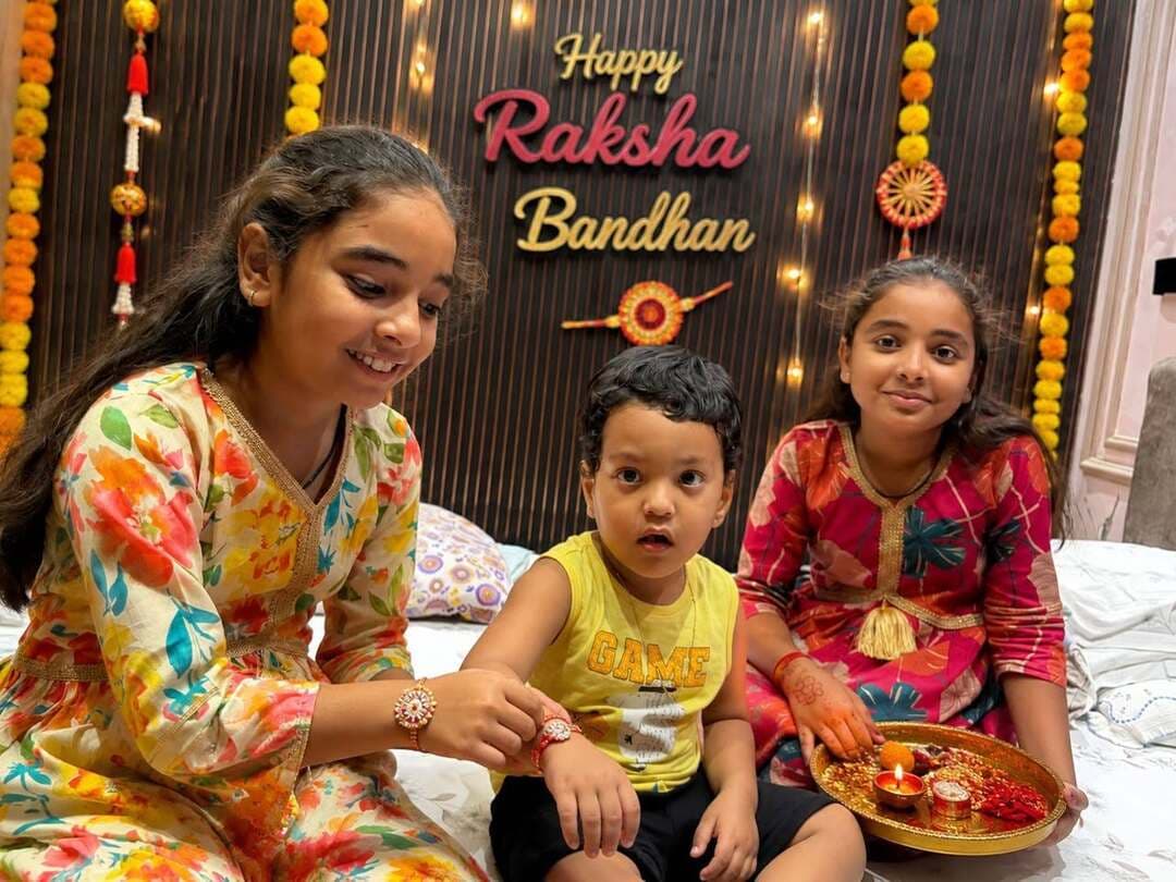 रक्षाबंधन पर बहनों ने भाइयों की कलाई पर बांधा रक्षा सूत्र, मांगी लंबी उम्र की कामना : जालौर शहर सहित जिलेभर में रक्षाबंधन का पर्व उत्साह और उमंग के साथ मनाया गया। शुभ मुहूर्त में बहनों ने भाइयों की कलाई पर राखी बांधकर रक्षा का संकल्प लिया। बहनों ने तिलक लगाकर भाई का मुंह मीठा करवाया और उनके उज्जवल भविष्य की मंगल कामना की। इस दौरान बहनों ने भगवान से भाइयों की लंबी उम्र और सुख-समृद्धि की प्रार्थना की। भाइयों ने भी बहनों के प्रति स्नेह जताते हुए उन्हें उपहार भेंट किए।