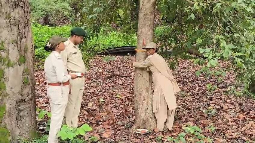 #भारत के हृदयप्रदेश #मध्यप्रदेश में इस बार #रक्षाबंधन का पर्व एक बेहद अनोखे और #समय की मांग के #अनुरूप रूप में मनाया गया।
जहाँ एक ओर रक्षाबंधन भाई-बहन के प्रेम का प्रतीक है, वहीं #बाँधवगढ़ टाइगर रिजर्व के वन विभाग और महिला कर्मियों ने प्रकृति को ही अपना #परिवार मानकर उसकी रक्षा का अटूट #वचन दिया है। पेड़ों को राखी बांधकर यह संदेश दिया गया है कि #पर्यावरण संरक्षण ही आज के समय की सबसे बड़ी #आवश्यकता है।
#BandhavgarhTigerReserve #MadhyaPradesh #RakshaBandhan2026 #NatureConservation #SaveTrees #EcoFriendly #GreenIndia #ForestDepartment #EnvironmentalAwareness #InspirationalStories
