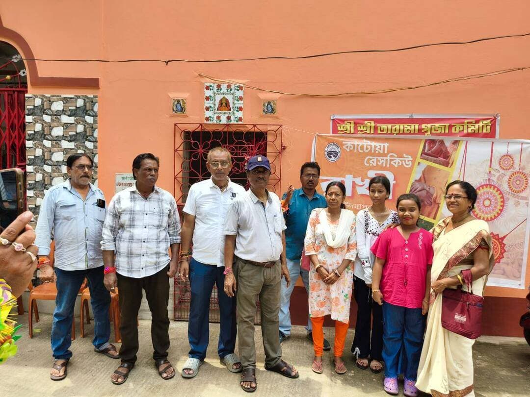 হরিজন সম্প্রদায়ের মানুষের সঙ্গে রাখী বন্ধন উৎসব কাটোয়া রেসকিউ সংগঠনের
কাটোয়া: রাখী বন্ধন উৎসব উপলক্ষে সামাজিক সম্প্রীতি ও ভ্রাতৃত্বের বার্তা ছড়িয়ে দিতে বিশেষ উদ্যোগ নিল কাটোয়া রেসকিউ সংগঠন। সংগঠনের উদ্যোগে হরিজন সম্প্রদায়ের মানুষের সঙ্গে রাখী বন্ধন উৎসব পালন করা হয়।
এদিন সংগঠনের সদস্যরা সমাজের গুরুত্বপূর্ণ ও প্রয়োজনীয় কর্মের সঙ্গে যুক্ত মানুষজনের হাতে রাখী পরিয়ে দেন এবং তাঁদের সঙ্গে উৎসবের আনন্দ ভাগ করে নেন। এই উদ্যোগের মাধ্যমে সমাজের প্রতিটি মানুষের প্রতি সম্মান, ভালোবাসা ও পারস্পরিক সম্প্রীতির বার্তা তুলে ধরা হয়।
কাটোয়া রেসকিউ সংগঠনের সদস্যদের বক্তব্য, সমাজের গুরুত্বপূর্ণ কাজে যুক্ত মানুষজনের সঙ্গে রাখী বন্ধনের মতো একটি উৎসবের সঙ্গী হতে পেরে তাঁরা গর্বিত। তাঁদের মতে, উৎসবের আনন্দ তখনই সার্থক হয়, যখন সমাজের সমস্ত স্তরের মানুষকে সঙ্গে নিয়ে তা উদযাপন করা যায়।
সংগঠনের এই উদ্যোগে উপস্থিত সকলের মধ্যে উৎসাহ ও আনন্দের পরিবেশ তৈরি হয়। সামাজিক সম্প্রীতি ও মানবিকতার বার্তা নিয়ে কাটোয়া রেসকিউ সংগঠনের এই উদ্যোগ প্রশংসা কুড়িয়েছে।