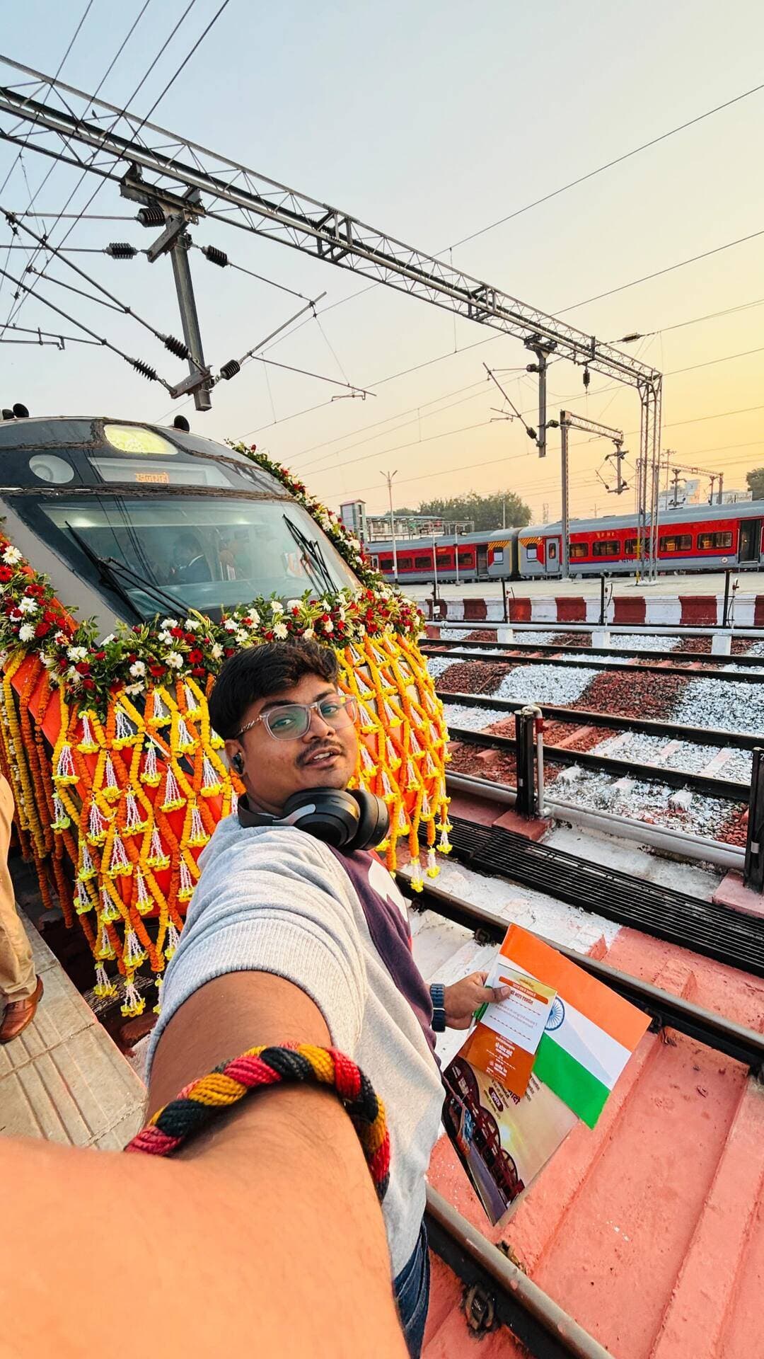 India on fast track! Aaj PM Modi ne Inaugurate kiya 4 Vande Bharat trains 😍🇮🇳
@kashi.ki.reels
@rahmanology1
#kashikireels #pmmodi #vandebharatexpress
#varanasi #banaras #india #kashi #uttarpradesh #instagram #varanasidiaries #photography #mahadev #ganga #lucknow #delhi #love #incredibleindia #mumbai #varanasighats #varanasiindia #banarasi #photooftheday #travel #kashivishwanath #harharmahadev #banarasiya #up #prayagraj #assighat #ghatsofvaranasi