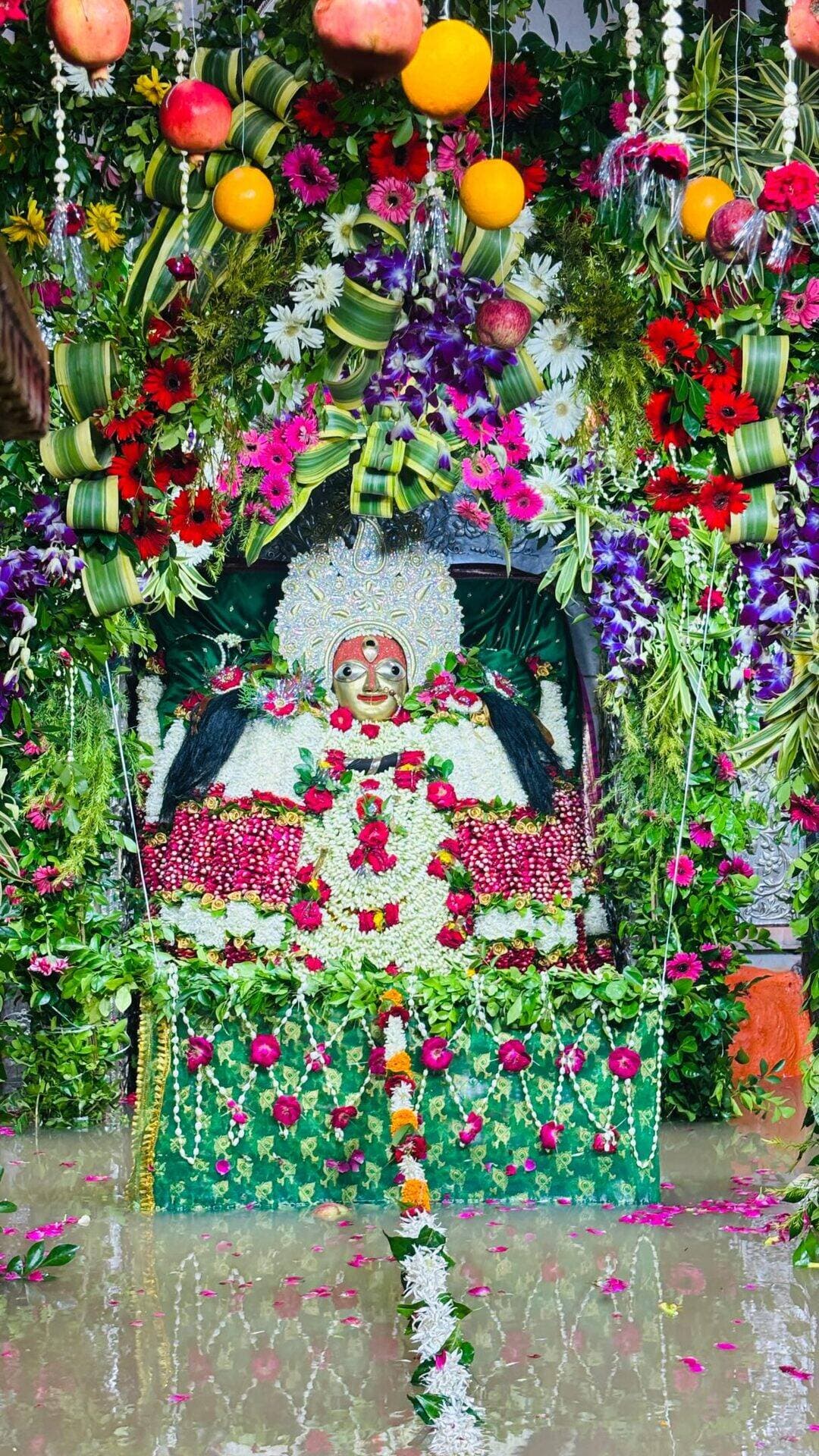 🙏 माँ संकटा के भक्त हाज़िरी लगाएं… कमेंट में लिखें “जय माँ संकटा” ❤️🚩
🌸 काशी में माँ संकटा का दिव्य वार्षिक जल विहार शृंगार 🌸
काशी की पावन धरती पर माँ संकटा देवी के वार्षिक जल विहार शृंगार के अद्भुत दर्शन… 🙏✨
माँ का यह दिव्य स्वरूप भक्तों के मन को भक्ति और श्रद्धा से भर देता है। ❤️
मान्यता है कि माँ संकटा अपने भक्तों के संकट हरने वाली देवी हैं।
माँ संकटा सभी के जीवन से संकट दूर करें और सुख, शांति एवं समृद्धि प्रदान करें। 🙏🌺
🚩 जय माँ संकटा देवी 🚩
हर हर महादेव ❤️🔱
SEO Keywords:
Maa Sankata, Sankata Mata, Sankata Devi, Sankata Mata Mandir Varanasi, Sankata Devi Temple Varanasi, Maa Sankata Jal Vihar, Sankata Mata Varshik Jal Vihar, Sankata Mata Jal Vihar Shringar, Sankata Mata Shringar, Sankata Devi Shringar, Sankata Mata Mandir Banaras, Maa Sankata Varanasi, Kashi Sankata Mata, Sankata Ghat, Sankata Ghat Varanasi, Varanasi Temple, Banaras Mandir, Kashi Mandir, Kashi Darshan, Banaras Darshan, Varanasi Darshan, Kashi Culture, Banaras Culture, Varanasi Religious Places, Kashi Temples, Sanatan Dharma, Hindu Temple, Bhakti, Maa Durga
Hashtags:
#JaiMaaSankata #MaaSankata #SankataMata #SankataDevi #SankataMataMandir SankataDeviTemple SankataMataShringar JalVihar JalViharShringar VarshikJalVihar SankataGhat Varanasi Banaras Kashi KashiDarshan BanarasDarshan VaranasiDarshan KashiCulture BanarasCulture KashiMandir BanarasMandir SanatanDharma Bhakti JaiMataDi HarHarMahadev