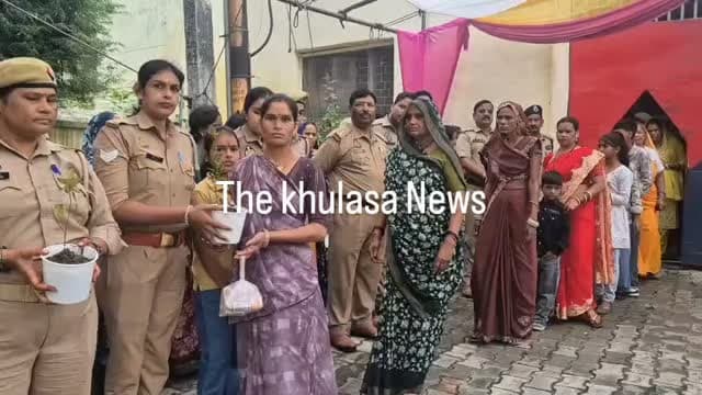झांसी जिला कारागार में अपने भाइयों को राखी बांधने पहुंची बहनों को भी मिला भाइयों की तरफ से गिफ्ट