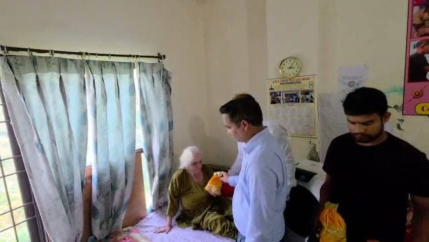 रक्षाबंधन पर डीसी राहुल कुमार ने वृद्धाश्रम ‘अपना घर’ देओली में वरिष्ठ नागरिकों के साथ बांटी खुशियां
वरिष्ठ नागरिक समाज की अमूल्य धरोहर, उनकी देखभाल एवं सम्मान हम सभी की जिम्मेदारी : उपायुक्त
बिलासपुर, 28 अगस्त, 2026। रक्षाबंधन के अवसर पर उपायुक्त बिलासपुर राहुल कुमार, आईएएस ने अतिरिक्त उपायुक्त रुपिंदर कौर, आईएएस के साथ वृद्धाश्रम ‘अपना घर’, देओली का दौरा किया और वहां रह रहे वरिष्ठ नागरिकों के साथ रक्षाबंधन का पर्व मनाया।
वृद्धाश्रम में वर्तमान में 27 वरिष्ठ नागरिक रह रहे हैं। इसका संचालन मानव सेवा ट्रस्ट द्वारा किया जा रहा है। इस अवसर पर उपायुक्त एवं अतिरिक्त उपायुक्त ने वरिष्ठ नागरिकों की कलाइयों पर राखियां बांधीं तथा उन्हें मिठाई और उपहार भेंट किए। वरिष्ठ नागरिकों के साथ आत्मीय संवाद करते हुए उपायुक्त ने उनके स्वास्थ्य, कुशलक्षेम और उपलब्ध सुविधाओं की जानकारी ली।
उपायुक्त ने कहा कि रक्षाबंधन केवल भाई-बहन के प्रेम का पर्व नहीं, बल्कि प्रेम, देखभाल, अपनत्व और जिम्मेदारी की भावना को मजबूत करने का अवसर भी है। वरिष्ठ नागरिक समाज की अमूल्य धरोहर हैं और जीवन के इस पड़ाव पर उन्हें सम्मान, सुरक्षा एवं अपनत्व मिलना हम सभी की जिम्मेदारी है। उन्होंने युवाओं से अपने माता-पिता एवं बुजुर्गों के साथ समय बिताने तथा उनकी आवश्यकताओं को समझते हुए उन्हें सम्मान और सहयोग देने की अपील की।
उन्होंने वृद्धाश्रम में उपलब्ध आवास, भोजन, स्वास्थ्य देखभाल, मनोरंजन सहित अन्य सुविधाओं का जायजा लिया और मानव सेवा ट्रस्ट द्वारा वरिष्ठ नागरिकों को उपलब्ध करवाई जा रही व्यवस्थाओं पर संतोष व्यक्त किया। इस दौरान वरिष्ठ नागरिकों को इंडोर स्पोर्ट्स किट एवं अन्य उपयोगी सामग्री भी वितरित की गई।
विभिन्न आयोजनों में वरिष्ठ नागरिकों की भागीदारी
उपायुक्त ने बताया कि जिला प्रशासन द्वारा आयोजित जल तरंग, जोश महोत्सव एवं अन्य जिला स्तरीय आयोजनों में वृद्धाश्रम के वरिष्ठ नागरिकों को उनकी रुचि एवं प्रतिभा के अनुरूप सांस्कृतिक और खेल गतिविधियों में भाग लेने के अवसर दिए जा रहे हैं। उन्होंने कहा कि ऐसे आयोजन वरिष्ठ नागरिकों को समाज की मुख्यधारा से जोड़ने तथा उनमें सक्रियता और आत्मविश्वास बढ़ाने में सहायक हैं।
उन्होंने बताया कि मुख्यमंत्री द्वारा वरिष्ठ नागरिकों के लिए घोषित 500 रूपये प्रति निवासी त्योहार भत्ता भी सामाजिक न्याय एवं अधिकारिता विभाग के माध्यम से पात्र निवासियों को उपलब्ध करवाया जा रहा है।
आजीविका प्रशिक्षण से सक्रियता को बढ़ावा
उपायुक्त ने कहा कि वरिष्ठ नागरिकों को सक्रिय एवं आत्मनिर्भर बनाने के उद्देश्य से अंतरपीढ़ी जुड़ाव कार्यक्रम के तहत विभिन्न गतिविधियां तथा आजीविका प्रशिक्षण कार्यशालाएं आयोजित की गई हैं। इनमें कागज एवं जूट के बैग, मोमबत्तियां, साबुन और राखियां बनाने का प्रशिक्षण शामिल है। इन गतिविधियों का उद्देश्य वरिष्ठ नागरिकों को रचनात्मक कार्यों से जोड़ना और उनकी क्षमता के अनुरूप आय अर्जित करने के अवसर उपलब्ध करवाना है।
उन्होंने बताया कि मानव सेवा ट्रस्ट को वृद्धाश्रम के संचालन के लिए विभाग की ओर से अनुदान प्रदान किया जा रहा है। साथ ही, सीएसआर के माध्यम से खेल, मनोरंजन, स्वास्थ्य एवं फिजियोथेरेपी से संबंधित आवश्यक उपकरण उपलब्ध करवाकर वृद्धाश्रम की सुविधाओं को और सुदृढ़ करने के प्रयास किए जा रहे हैं।
उपायुक्त ने लोगों से अपील की कि त्योहारों के अवसर पर वृद्धाश्रम में रह रहे वरिष्ठ नागरिकों के साथ समय बिताएं और अपनी क्षमता के अनुसार उनके साथ खुशियां साझा करें। उन्होंने कहा कि त्योहारों की वास्तविक खुशी तभी सार्थक है, जब हमारी खुशियों में वे लोग भी शामिल हों जिन्हें स्नेह, साथ और अपनत्व की सबसे अधिक आवश्यकता है।
इस अवसर पर अतिरिक्त उपायुक्त रुपिंदर कौर, जिला कल्याण अधिकारी रमेश बंसल, जिला कार्यक्रम अधिकारी नरेंद्र कुमार, सचिव रेडक्रॉस सोसायटी अमित कुमार, मानव सेवा ट्रस्ट के अध्यक्ष एवं संस्थापक प्रकाश बंसल सहित ट्रस्ट के पदाधिकारी एवं स्टाफ उपस्थित रहा।