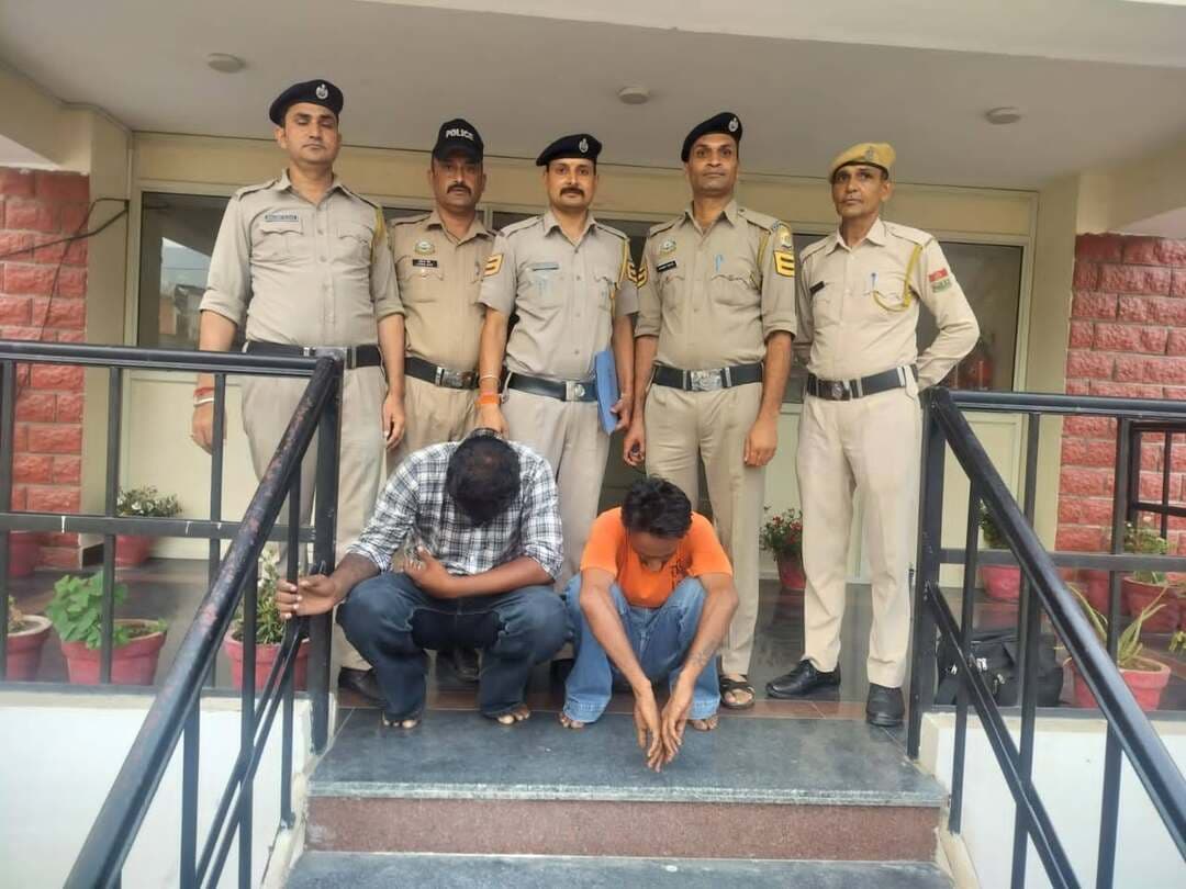 बिलासपुर में दो वोल्वो बसों से 158 ग्राम चिट्टा बरामद, चार आरोपी गिरफ्तार
तरनतारन पंजाब के रहने वाले हैं सभी आरोपी, सप्लाई नेटवर्क खंगालने में जुटी पुलिस
बिलासपुर
जिला बिलासपुर पुलिस ने नशे के खिलाफ चलाए जा रहे अभियान के तहत बड़ी कार्रवाई करते हुए दो अलग-अलग मामलों में 158 ग्राम चिट्टा/हेरोइन बरामद की है। पुलिस ने दोनों मामलों में चार आरोपियों को गिरफ्तार किया है। दोनों कार्रवाइयां विशेष जांच दल (एसडीटी) ने नाकाबंदी के दौरान कीं। एसपी अभिषेक धीमान ने मामले की पुष्टि की है।
पहला मामला पुलिस थाना घुमारवीं क्षेत्र का है। एसडीटी ने बालोह-मल्यावर लिंक रोड के पास नाकाबंदी के दौरान एक वोल्वो बस की चेकिंग की। तलाशी के दौरान बस में सवार दो व्यक्तियों के कब्जे से 104 ग्राम चिट्टा/हेरोइन बरामद हुई। पुलिस थाना घुमारवीं में एफआईआर नंबर 172/2026 दर्ज कर एनडीपीएस एक्ट की धारा 21 और 29 के तहत कार्रवाई की गई है। गिरफ्तार आरोपियों की पहचान रणजीत सिंह उर्फ राणा (40) निवासी सरियाल चुंगी, पट्टी, जिला तरनतारन और अर्शदीप सिंह उर्फ अर्श (22) निवासी कोट धर्मचंद कलां, जिला तरनतारन, पंजाब के रूप में हुई है।
दूसरी कार्रवाई पुलिस थाना स्वारघाट क्षेत्र में कैचीमोड़ फोरलेन फ्लाईओवर, टनल नंबर-1 के पास की गई। किरतपुर से मंडी-भराड़ी की ओर जा रही वोल्वो बस को रोककर जांच की गई। इस दौरान दो यात्रियों के कब्जे से 54 ग्राम चिट्टा/हेरोइन बरामद हुआ। पुलिस ने एफआईआर नंबर 63/2026 दर्ज कर एनडीपीएस एक्ट की धारा 21 और 29 के तहत मामला दर्ज किया है। गिरफ्तार आरोपियों की पहचान जगजीत सिंह (21) और सुखविंद्र सिंह (48), दोनों निवासी डल्ल, जिला तरनतारन, पंजाब के रूप में हुई है।
पुलिस के अनुसार दोनों मामलों में आरोपियों से पूछताछ जारी है। नशीले पदार्थ की सप्लाई के स्रोत और पूरे नेटवर्क का पता लगाने के लिए बैकवर्ड लिंक की जांच की जा रही है।
पुलिस के मुताबिक पिछले दो महीनों में जिले में एनडीपीएस एक्ट के 67 मामले दर्ज कर 146 आरोपियों को गिरफ्तार किया गया है। इस दौरान करीब 1.2 किलोग्राम चिट्टा/हेरोइन बरामद की गई। वहीं, वर्ष के पहले छह महीनों में करीब 300 ग्राम चिट्टा बरामद हुआ था। पुलिस ने अन्य राज्यों से जुड़े 15 प्रमुख सप्लायरों को भी गिरफ्तार किया है। एसपी अभिषेक धीमान ने कहा कि नशे के नेटवर्क को जड़ से खत्म करने के लिए पुलिस की कार्रवाई आगे भी लगातार जारी रहेगी।