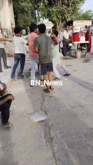 🚨 बहरोड़ में बीच सड़क पर ‘दंगल’!
अलवर रोड पर दो गुटों में पहले कहासुनी… फिर गाली-गलौज और देखते ही देखते लात-घूंसों की बरसात! 😡👊
करीब आधे घंटे तक सड़क किनारे चलता रहा हाई-वोल्टेज हंगामा, तमाशबीनों की भीड़ जुटी रही।
राहगीरों और दुकानदारों ने कड़ी मशक्कत के बाद दोनों गुटों को अलग करवाकर मामला शांत कराया।
📍 बहरोड़ | अलवर रोड
🎥 तस्वीरों में कैद हुआ सड़क पर हुआ पूरा हंगामा।
#बहरोड़ #BreakingNews #Behror #ViralVideo #मारपीट #हंगामा #BN_News