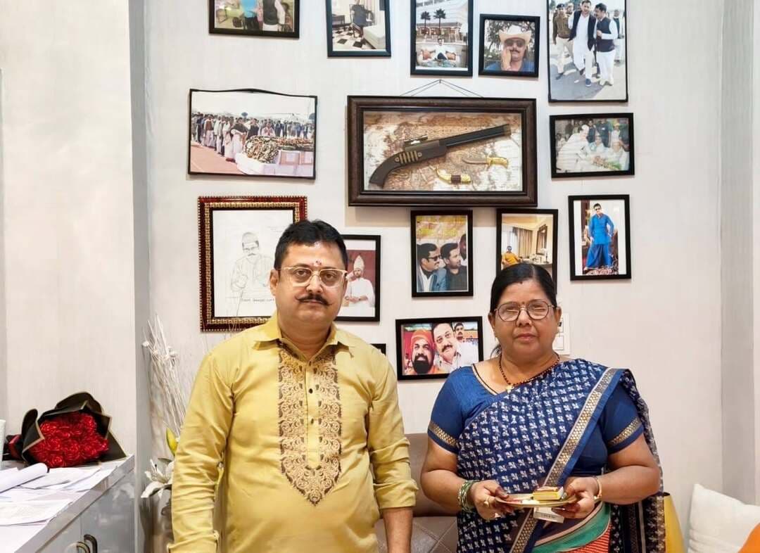 जदयू महिला प्रकोष्ठ की
जिलाध्यक्ष रेनू सिंह ने
ईमाम गजाली को बांधी राखी,
भाई-बहन के स्नेह का दिया संदेश।
शेखपुरा में रक्षाबंधन के पावन अवसर पर भाई-बहन के प्रेम और स्नेह का खूबसूरत संदेश देखने को मिला। जदयू महिला प्रकोष्ठ की शेखपुरा जिला अध्यक्ष बहन रेनू सिंह ने चेवाड़ा निवासी समाजसेवी, युवा नेता एवं लोजपा (आर) के जिला अध्यक्ष ईमाम गजाली को राखी बांधकर रक्षाबंधन की शुभकामनाएं दीं।
इस अवसर पर रेनू सिंह ने ईमाम गजाली को मिठाई खिलाकर बधाई एवं शुभकामनाएं दीं। दोनों ने भाई-बहन के रिश्ते में प्रेम, विश्वास और स्नेह हमेशा बनाए रखने की कामना की।
वहीं, ईमाम गजाली ने भी बहन रेनू सिंह को रक्षाबंधन की हार्दिक बधाई एवं शुभकामनाएं दीं और कहा कि भाई-बहन का यह पवित्र रिश्ता हमेशा प्रेम और विश्वास से मजबूत बना रहे।
रक्षाबंधन के इस अवसर पर दोनों के बीच आत्मीयता और भाई-बहन के स्नेह का भाव देखने को मिला।
इस दौरान कई मुद्दों पर चर्चा हुई।
