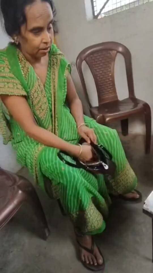 खोया हुआ पर्स बरामद कर महिला को लौटाया, कोतवाली देहात पुलिस की तत्परता की सराहना
हरदोई। कोतवाली देहात पुलिस ने एक महिला का खोया हुआ पर्स बरामद कर उसे सुरक्षित सामान सहित वापस सौंप दिया। पुलिस की इस कार्रवाई से महिला ने राहत की सांस ली और पुलिस टीम का आभार जताया।
पुलिस के अनुसार 27 अगस्त 2026 को करीब शाम 5:15 बजे कोतवाली देहात क्षेत्र के मोहल्ला पहाड़ी चुंगी के पास ड्यूटी के दौरान आरक्षी तेज बहादुर सिंह और आरक्षी मोहितानु कुमार को एक महिला का पर्स पड़ा मिला। पर्स में एक सोने की चेन, एक अंगूठी, 2,088 रुपये की नकदी, एक एटीएम कार्ड समेत अन्य सामान था।
पुलिसकर्मियों ने पर्स को सुरक्षित रखते हुए उसके वास्तविक स्वामी की तलाश शुरू की। इसके लिए आसपास के लोगों से पूछताछ करने के साथ ही सोशल मीडिया के माध्यम से भी पर्स के संबंध में जानकारी प्रसारित की गई। पुलिस के प्रयासों के बाद पर्स की स्वामिनी की पहचान कल्पना देवी पत्नी बलवीर चक्रवर्ती, निवासी ग्राम पहराइया, थाना कोतवाली देहात के रूप में हुई।
पुलिस ने महिला को कोतवाली बुलाकर आवश्यक सत्यापन के बाद उसका खोया हुआ पर्स समस्त सामान सहित सुरक्षित वापस कर दिया। पर्स मिलने के बाद महिला ने पुलिस टीम की ईमानदारी और तत्परता की सराहना करते हुए आभार व्यक्त किया।
कोतवाली देहात पुलिस के अनुसार दोनों आरक्षियों द्वारा दिखाई गई ईमानदारी और तत्परता की सराहना करते हुए उन्हें प्रोत्साहित किया गया है।
पुलिस टीम में आरक्षी तेज बहादुर सिंह और आरक्षी मोहितानु कुमार शामिल रहे।
#हरदोई #HardoiPolice #कोतवाली_देहात #Police #hardoinews