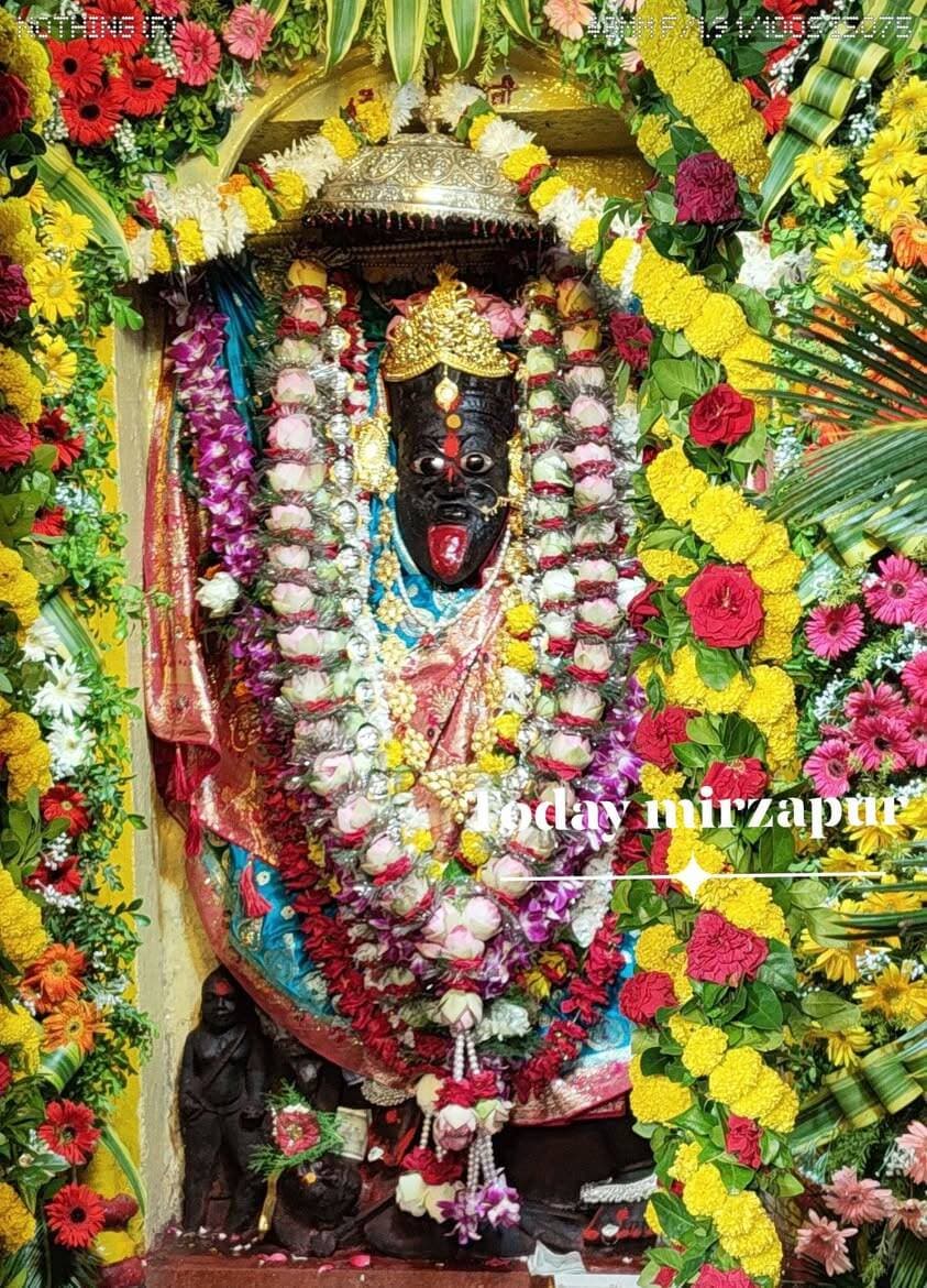 🕉️ नारघाट काली मंदिर में मां काली का दिव्य श्रृंगार, दर्शन को उमड़ा भक्तों का सैलाब
मिर्जापुर। नगर के नारघाट स्थित प्रसिद्ध मां काली मंदिर में शुक्रवार को मां काली का भव्य एवं दिव्य श्रृंगार किया गया। मां के अलौकिक स्वरूप के दर्शन के लिए मंदिर में भक्तों की भारी भीड़ उमड़ पड़ी।
मंदिर के मुख्य पुजारी बलराम गोस्वामी ने विधि-विधान एवं वैदिक मंत्रोच्चार के साथ मां काली का आकर्षक श्रृंगार किया। इसके बाद विधिवत पूजा-अर्चना एवं मां की आरती संपन्न हुई। आरती के पश्चात भक्तों के दर्शन के लिए मां काली का कपाट खोल दिया गया।
कपाट खुलते ही भक्तों ने ‘जय मां काली’ के जयकारों के साथ मां के दिव्य स्वरूप का दर्शन किया और सुख-समृद्धि एवं परिवार की खुशहाली की कामना की। मंदिर परिसर भक्तिमय वातावरण से गूंज उठा।
#TodayMirzapur #Mirzapur #मां_काली #नारघाट #काली_मंदिर #मिर्जापुर #दिव्य_श्रृंगार #जय_मां_काली