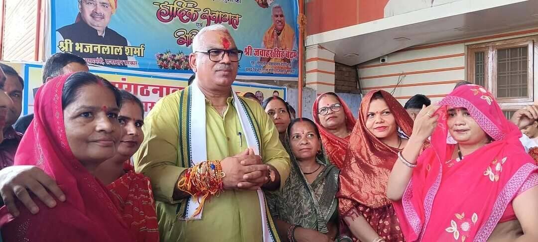 #गृहराज्यमंत्री_जवाहर_सिंह_बेड़म_ने_कार्यालय_पर_माता_बहनो_के_साथ_मनाया_रक्षाबंधन_का_पर्व_________
#बृजनगर______₹
__सैकड़ों की संख्या में मौजूद बहनो ने मंत्री की कलाई पर बांधी राखी
__गृहराज्यमंत्री ने बहनो के सम्मान सुरक्षा सेवा करने का लिया संकल्प
__कार्यालय पर इतनी संख्या में माता बहनो के रक्षाबंधन प्रेम को देख मंत्री हुए भावुक
__आई हुई सभी माता बहनों मिठाई खिलाकर उन्हें साड़ी भेंट की
__इस अवसर पर भाजपा कार्यकर्ता ओर स्थानीय लोग मौजूद रहे।