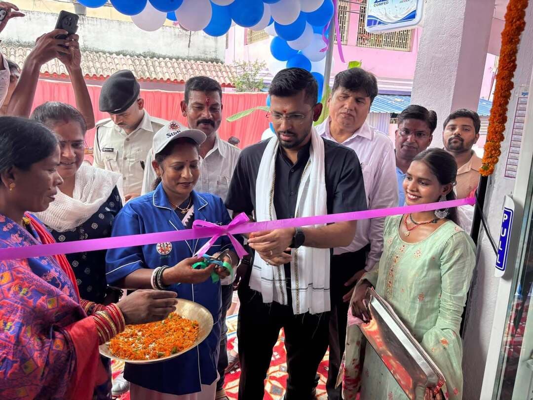 *जिला पदाधिकारी ने किया जीविका सुधा बिक्री केंद्र का उद्घाटन*
जिला पदाधिकारी, मुजफ्फरपुर श्री कुमार गौरव ने मुशहरी प्रखंड के भगवानपुर पंचायत अंतर्गत प्रभात तारा स्कूल के निकट जीविका दीदी सुनीता देवी के ‘जीविका सुधा बिक्री केंद्र’ का उद्घाटन किया
जीविका एवं कॉम्फेड (तिमूल मिल्क यूनियन, सुधा) के संयुक्त तत्वावधान में ‘जीविका सुधा बिक्री केंद्र’ का शुभारंभ किया गया। केंद्र का विधिवत उद्घाटन मुख्य अतिथि जिला पदाधिकारी कुमार गौरव द्वारा फीता काटकर किया गया। इस अवसर पर जिला पदाधिकारी ने बताया कि यह योजना महिला सशक्तिकरण की दिशा में एक महत्वपूर्ण कदम है। उन्होंने कहा कि मुख्यमंत्री महिला रोजगार योजना महिलाओं को रोजगार से जोड़कर उनकी आत्मनिर्भरता और स्वाबलंबन को मजबूती प्रदान कर रहा है। बिक्री केंद्र भी महिलाओं द्वारा ही संचालित होंगे, जिससे उन्हें आर्थिक स्वतंत्रता के साथ-साथ नेतृत्व का अवसर मिलेगा।
इस केंद्र का संचालन चयन प्रक्रिया के तहत चयनित स्थानीय जीविका दीदी सुनीता देवी द्वारा किया जाएगा। इस पहल का उद्देश्य ग्रामीण महिलाओं को स्वावलंबी बनाना और गांव स्तर पर गुणवत्तापूर्ण दुग्ध उत्पादों की उपलब्धता सुनिश्चित करना है।
आज के इस कार्यक्रम में तीमुल मिल्क यूनियन कॉम्फेड की ओर से मैनेजिंग डायरेक्टर (एमडी) फूल कुमार झा एवं जीविका जिला परियोजना प्रबंधक अनिशा, पंकज चौधरी, मार्केटिंग इनचार्ज-सुनील कुमार, मार्केटिंग ऑफिसर संजीव कुमार,सेल्स एग्जीक्यूटिव अंजनी ,अभिषेक,त्रिभुवन, डिस्ट्रीब्यूटर रिप्रेजेन्टेटिव सोनू, मोनू, और सुनील कुमार ,मीना देवी,संगम संकुल संघ कि अध्यक्ष-रेहाना खातून,इंदु देवी, रौशन कुमार वर्मा भी मौजूद रहे।