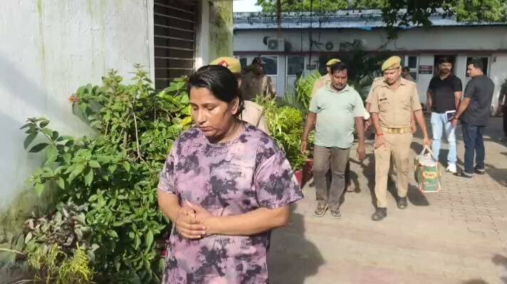 मुगलसराय पुलिस, साइबर सेल और सर्विलांस टीम ने महिलाओं को नौकरी व मकान दिलाने के नाम पर बुलाकर बंधक बनाने और अश्लील वीडियो के जरिए ब्लैकमेल कर धन उगाही करने वाले गिरोह का शुक्रवार दोपहर 03 बजे को पर्दाफाश किया है। पुलिस ने गिरोह के सरगना समेत तीन पुरुष और एक महिला को डहिया बद्रीपुरम कालोनी से गिरफ्तार किया है। महिला आरोपी खुद को सीबीआई अधिकारी बताकर पीड़िताओं को धमकाती थी। पुलिस ने 8 मोबाइल फोन, ₹72,300 नकद, 9 एटीएम कार्ड, फर्जी दस्तावेज, बैंक पासबुक-चेकबुक, वाई-फाई डिवाइस, स्कूटी और बाइक बरामद की है। पुलिस के अनुसार, गिरोह के खिलाफ मुगलसराय थाने में दो मुकदमे दर्ज हैं और अन्य सदस्यों की तलाश जारी है।
#reelsviral #trendingreelsvideo #explore #follower #highlightseveryone #viralpost #fbreels #trendingreels #Chandauli #varanasi
Vicky Verma सपा समर्थक चकिया Sadhana Singh कैलाश आचार्य YouTuber Murali Kharwar Murali Shyam Chhotelal Singh Kharwar Chandauli Times Chandauli Samachar Shailesh Kumar
