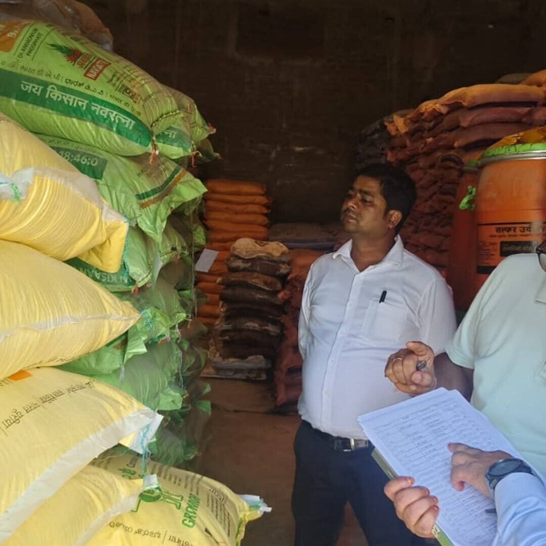 समाहरणालय पूर्णिया,
जनसंपर्क कार्यालय,
प्रेस विज्ञप्ति:-1224,
दिनांक 28/08/2026,
==================
जिलाधिकारी के निर्देश पर उर्वरक दुकानों की सघन जाँच;-
06 थोक उर्वरक विक्रेताओं से माँगा गया स्पष्टीकरण:-
उर्वरक की कालाबाजारी, ओवररेटिंग और जबरन टैगिंग पर सख्त पाबंदी।
अनुमंडल पदाधिकारियों एवं जिला स्तरीय अधिकारियों की टीमों ने थोक विक्रेताओं के प्रतिष्ठानों का किया निरीक्षण।
किसानों को निर्धारित दर पर गुणवत्तापूर्ण उर्वरक उपलब्ध कराना जिला प्रशासन की प्राथमिकता।
जिला पदाधिकारी श्री अंशुल कुमार (भा.प्र.से.) के दिशा-निर्देश एवं मार्गदर्शन में जिले में उर्वरक की पर्याप्त उपलब्धता, निर्धारित मूल्य पर बिक्री, गुणवत्ता तथा स्टॉक की वास्तविक स्थिति की जाँच हेतु जिला प्रशासन एवं कृषि विभाग के वरिष्ठ अधिकारियों तथा कर्मियों द्वारा विभिन्न थोक उर्वरक विक्रेता प्रतिष्ठानों का औचक निरीक्षण किया गया।
निरीक्षण के दौरान जाँच टीम द्वारा प्रतिष्ठानों के कार्य-व्यवहार, कार्यशैली, भंडार पंजी, मूल्य तालिका, क्रय-विक्रय लेखा संधारण एवं भौतिक स्टॉक की गहनता से जाँच की गई।
दुकानदारों एवं थोक विक्रेताओं को सख्त निर्देश:
दर एवं गुणवत्ता: थोक विक्रेताओं को स्पष्ट निर्देश दिया गया कि खुदरा उर्वरक विक्रेताओं को उर्वरक का वितरण सरकार द्वारा निर्धारित दर पर ही सुनिश्चित करें।
अनियमितता पर रोक:- बिक्री में किसी भी प्रकार की कालाबाजारी, अनियमितता या निर्धारित मूल्य से अधिक राशि वसूलने पर सख्त कानूनी कार्रवाई की जाएगी।
जबरन टैगिंग पर पाबंदी:-
उर्वरक के साथ किसी भी अन्य उत्पाद (जैसे जिंक, कीटनाशक आदि) की जबरन टैगिंग न की जाए, ताकि किसानों पर अतिरिक्त आर्थिक बोझ न पड़े।
अनियमितता पर 6 प्रतिष्ठानों को कारण बताओ नोटिस:-
जाँच के दौरान पाई गई अनियमितताओं एवं कमियों के आलोक में निम्नलिखित 6 थोक उर्वरक प्रतिष्ठानों से स्पष्टीकरण (Show Cause) की पृच्छा की गई है:
मेसर्स नीलम इन्टरप्राईजेज
मेसर्स विश्वनाथ अग्रवाल
मेसर्स बिरेन्द्र कुमार गुप्ता
मेसर्स तबस्सुम किसान लिमिटेड
माँ तारा के.एस.एस.एस.लि.
मेसर्स अरहम कृषक बंधु एस.एस.एस.लि.
जाँच दल में शामिल अधिकारी:इस वृहद निरीक्षण अभियान में अनुमंडल पदाधिकारी (सदर एवं बायसी), वरीय उप समाहर्ता, जिला भू-अर्जन पदाधिकारी, जिला सांख्यिकी पदाधिकारी, जिला कल्याण पदाधिकारी तथा संबंधित प्रखंडों के प्रखंड कृषि पदाधिकारी शामिल थे।
जिला प्रशासन द्वारा जिले में उर्वरक की निर्बाध आपूर्ति, पारदर्शी वितरण और किसानों के हितों की रक्षा हेतु लगात